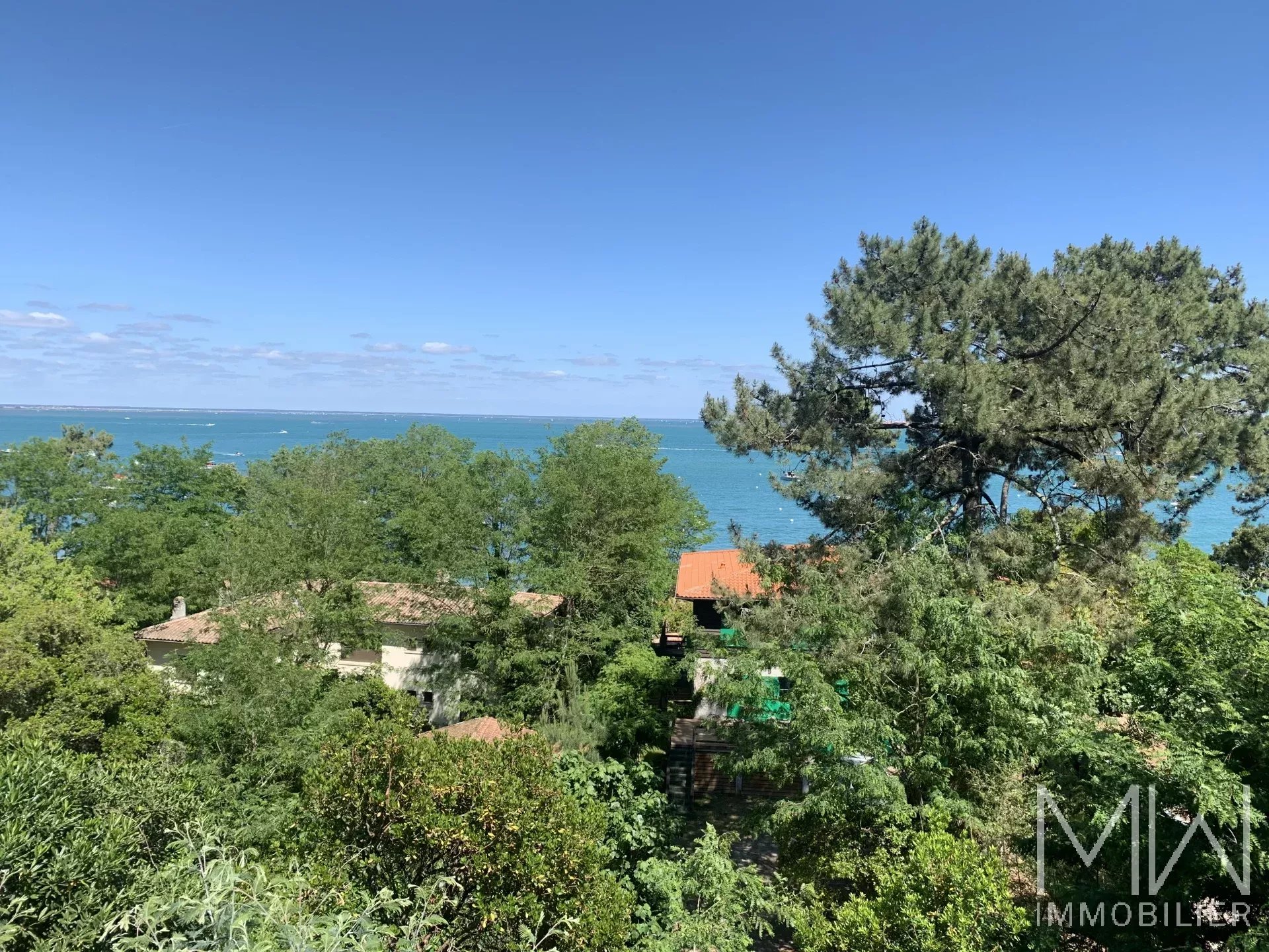 CHARMANTE VILLA BOIS AVEC MAGNIFIQUE VUE PANORAMIQUE SUR LE BASSIN – LA VIGNE – 10 COUCHAGES