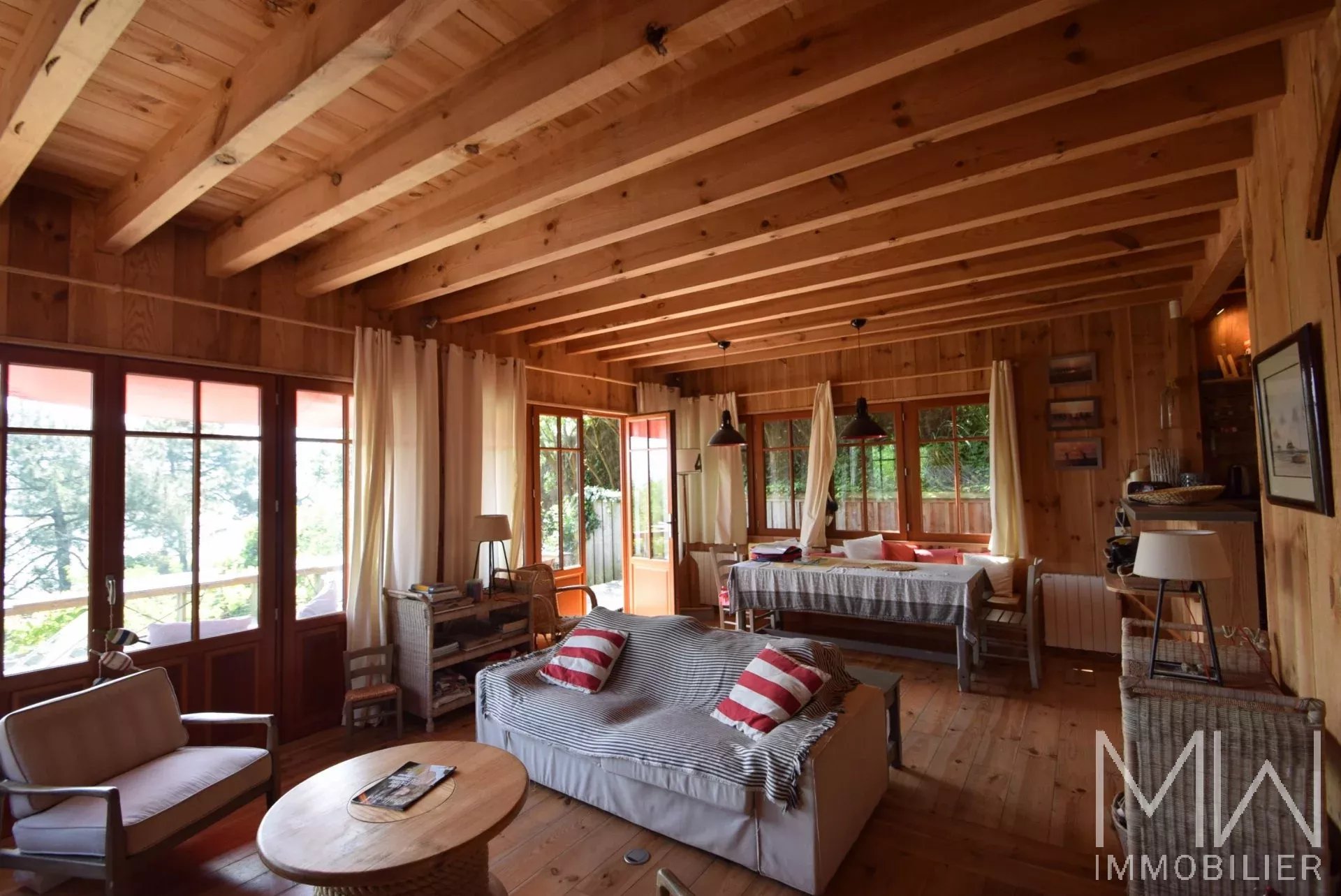 CHARMANTE VILLA BOIS AVEC MAGNIFIQUE VUE PANORAMIQUE SUR LE BASSIN – LA VIGNE – 10 COUCHAGES