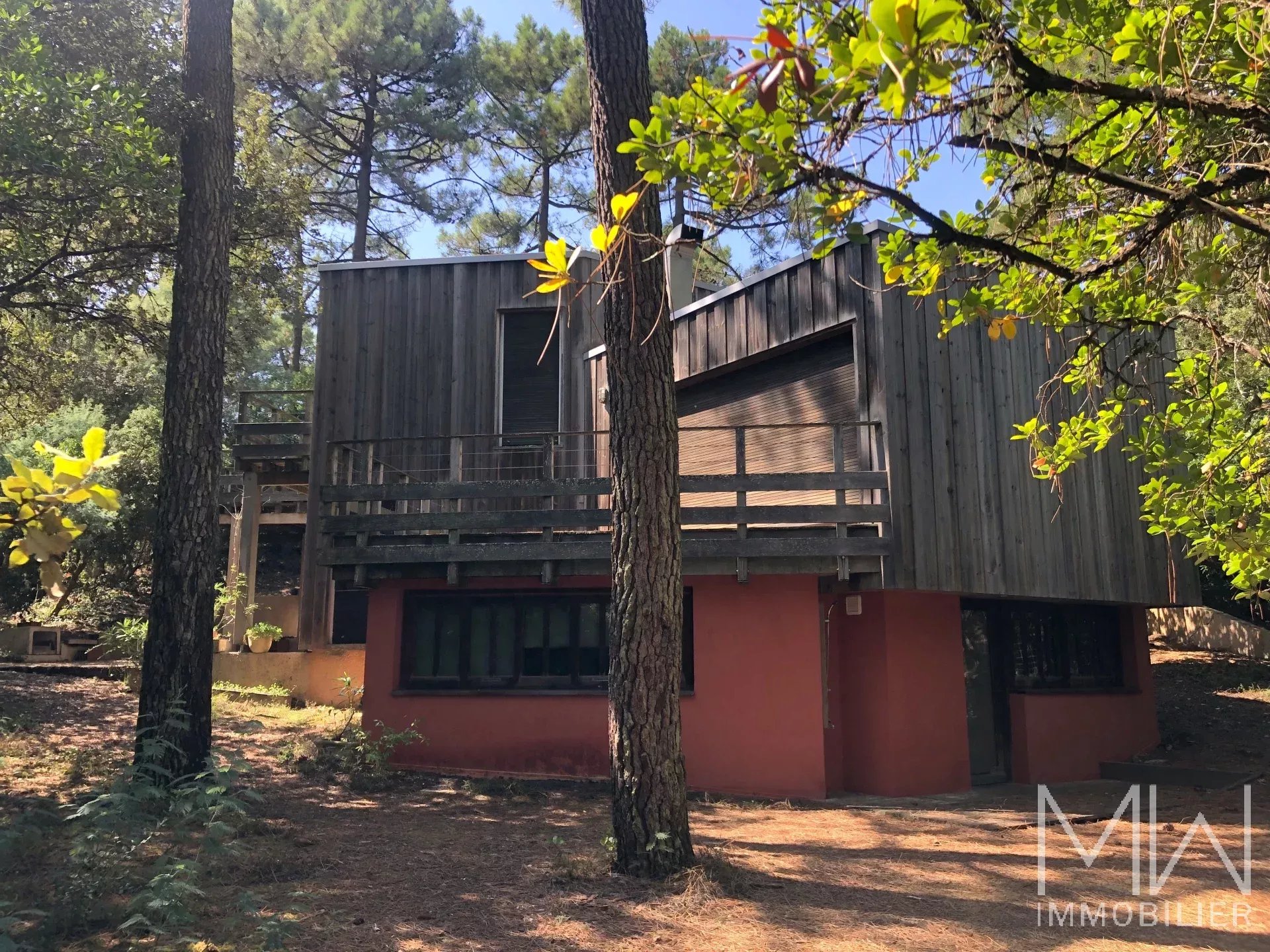 MAISON CONTEMPORAIRE SUR VASTE TERRAIN QUARTIER DE L’HERBE
