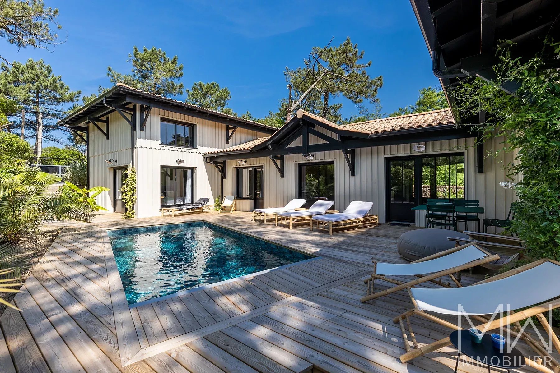 MAGNIFIQUE VILLA BOIS AVEC PISCINE – CAP FERRET – 12 COUCHAGES