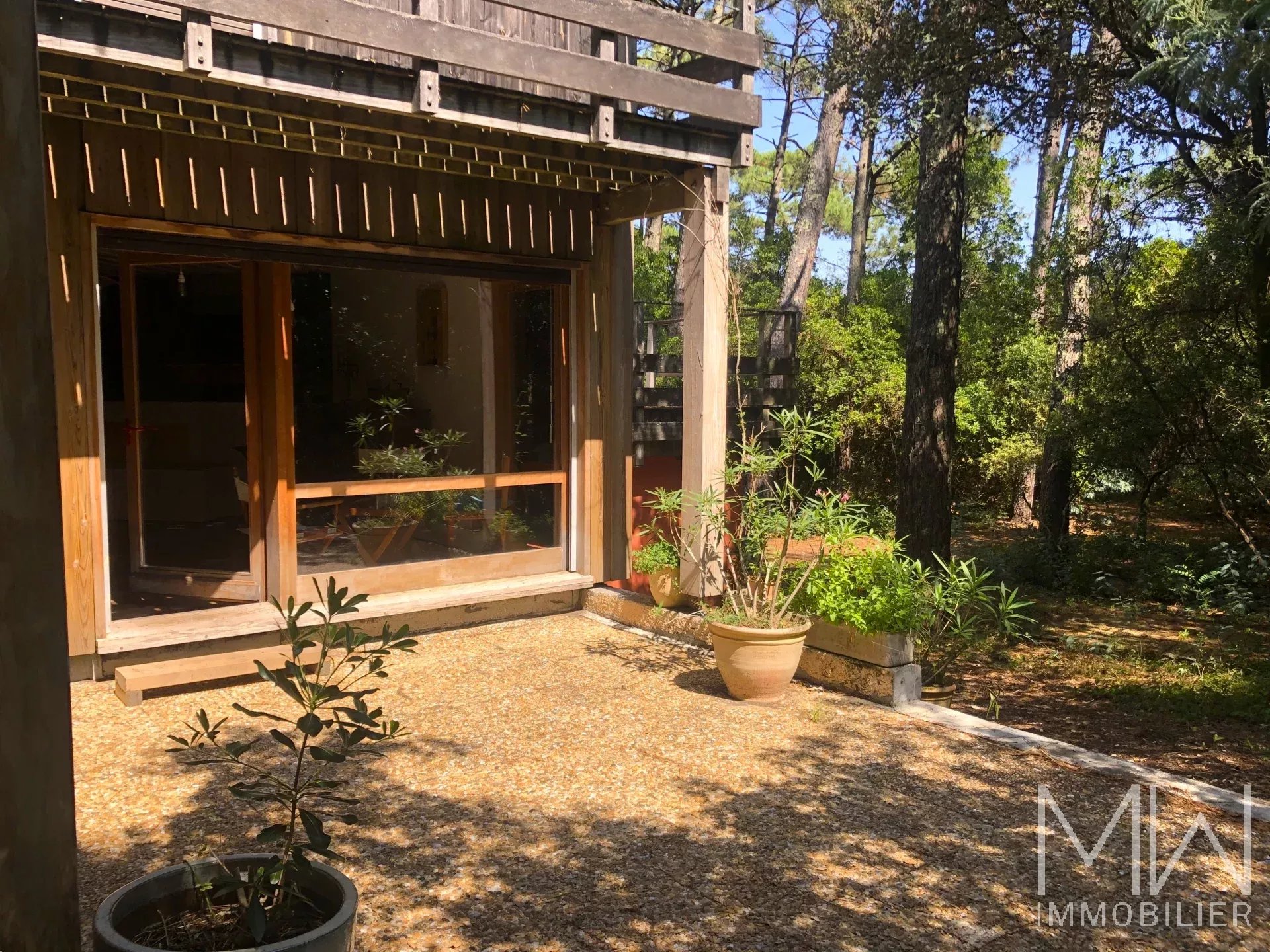MAISON CONTEMPORAIRE SUR VASTE TERRAIN QUARTIER DE L’HERBE
