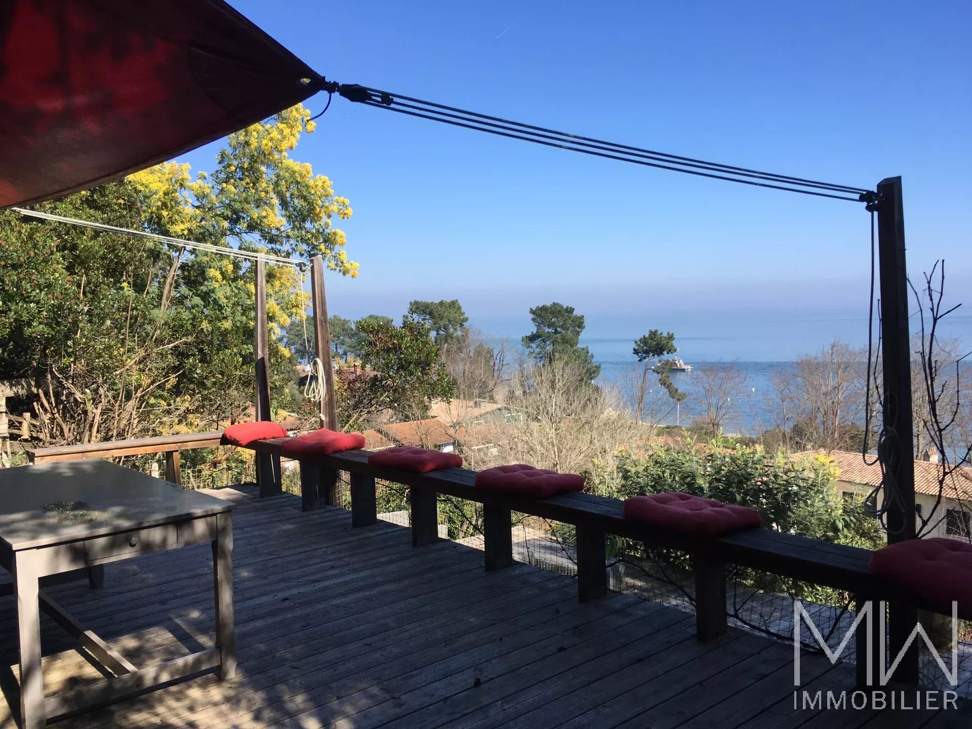 CHARMANTE VILLA BOIS AVEC MAGNIFIQUE VUE PANORAMIQUE SUR LE BASSIN – LA VIGNE – 10 COUCHAGES