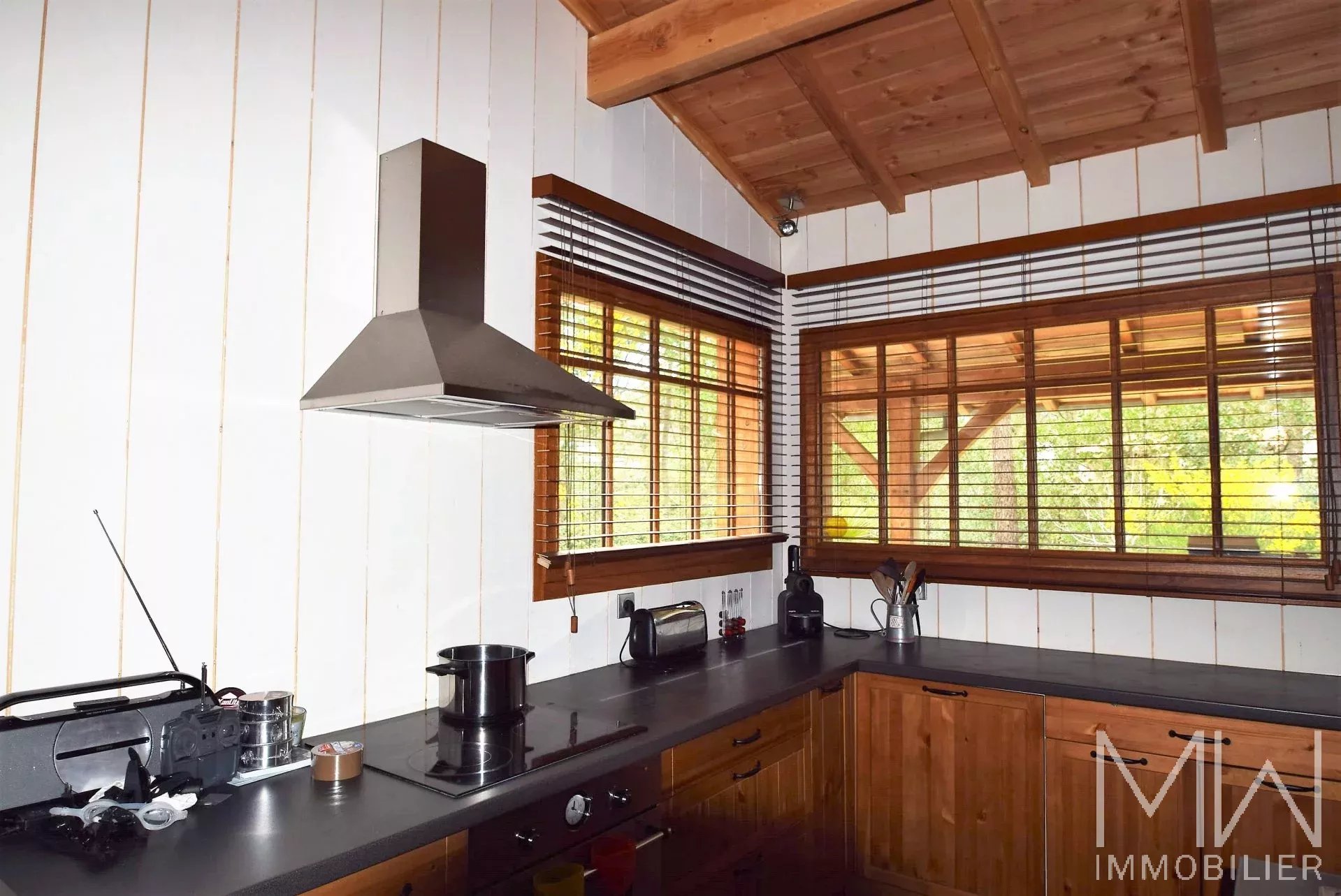 VILLA BOIS AVEC PISCINE A LOUER – LA VIGNE – 11 COUCHAGES
