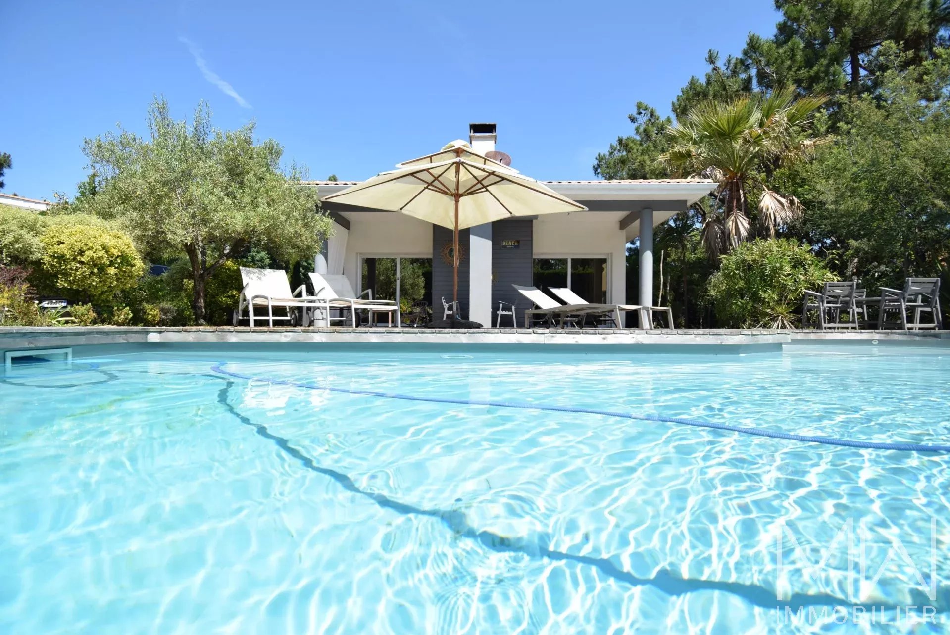 TRÈS AGREABLE VILLA AVEC PISCINE – LA POINTE – 08 COUCHAGES