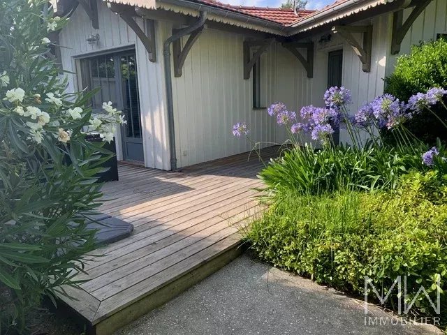 CAP FERRET