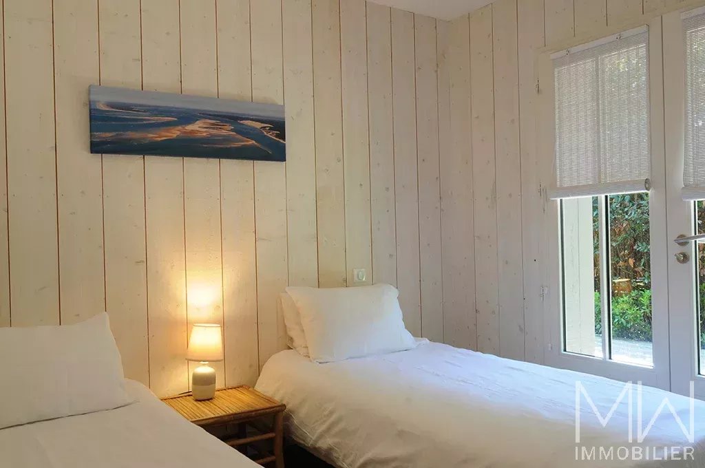 JOLIE VILLA BOIS AVEC PISCINE – HYPER CENTRE CAP FERRET – 8 COUCHAGES