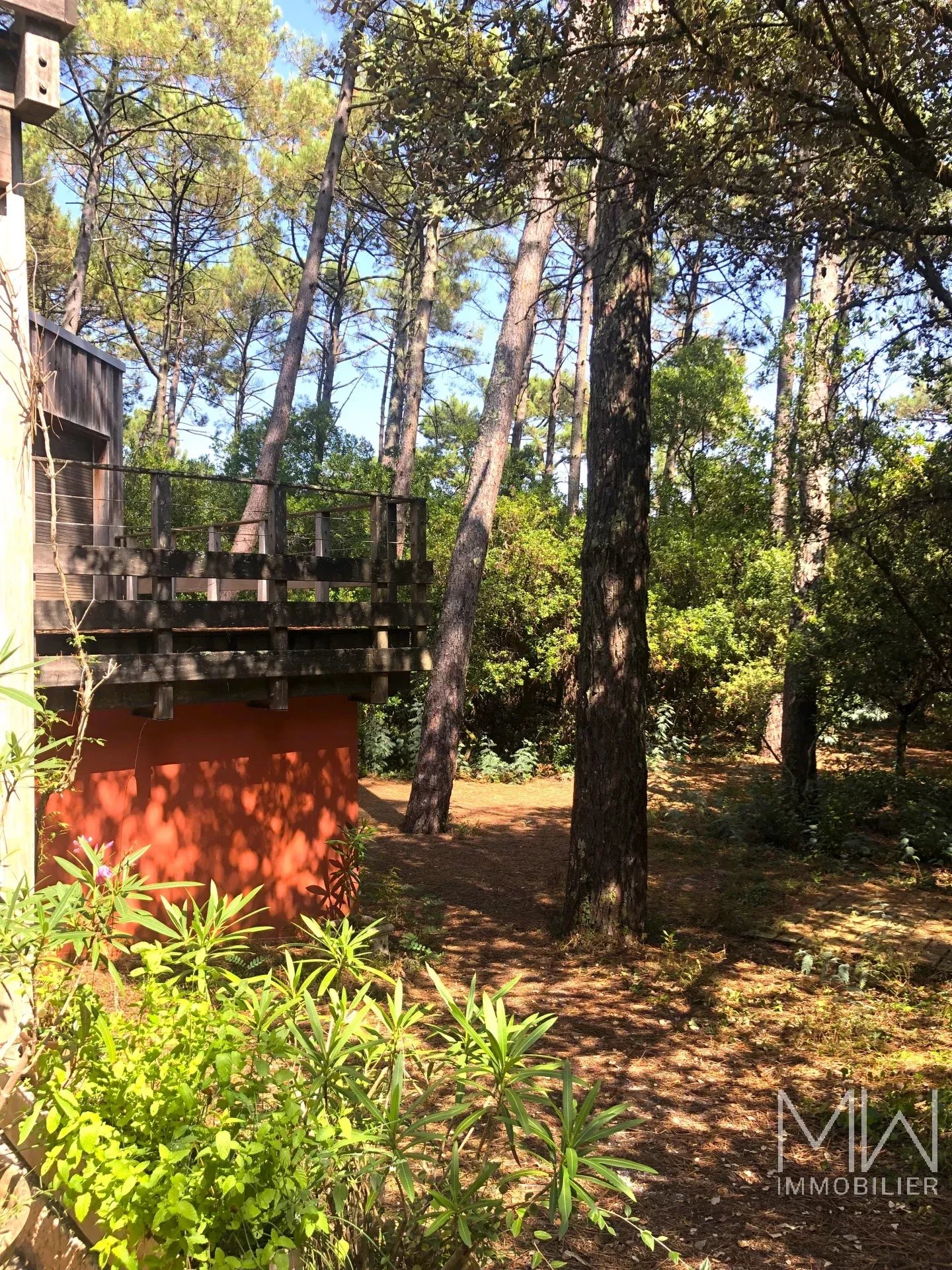 MAISON CONTEMPORAIRE SUR VASTE TERRAIN QUARTIER DE L’HERBE