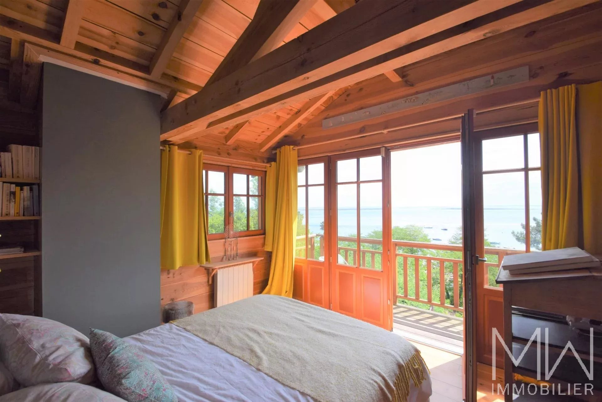 CHARMANTE VILLA BOIS AVEC MAGNIFIQUE VUE PANORAMIQUE SUR LE BASSIN – LA VIGNE – 10 COUCHAGES