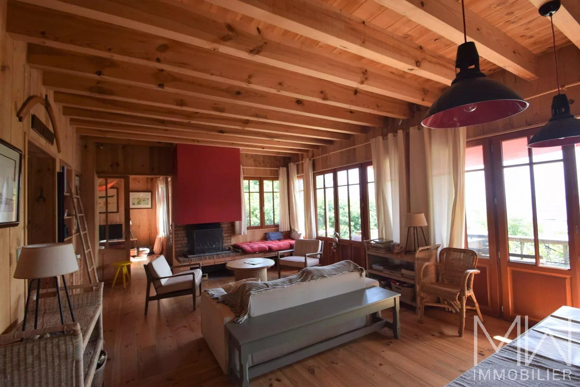 CHARMANTE VILLA BOIS AVEC MAGNIFIQUE VUE PANORAMIQUE SUR LE BASSIN – LA VIGNE – 10 COUCHAGES