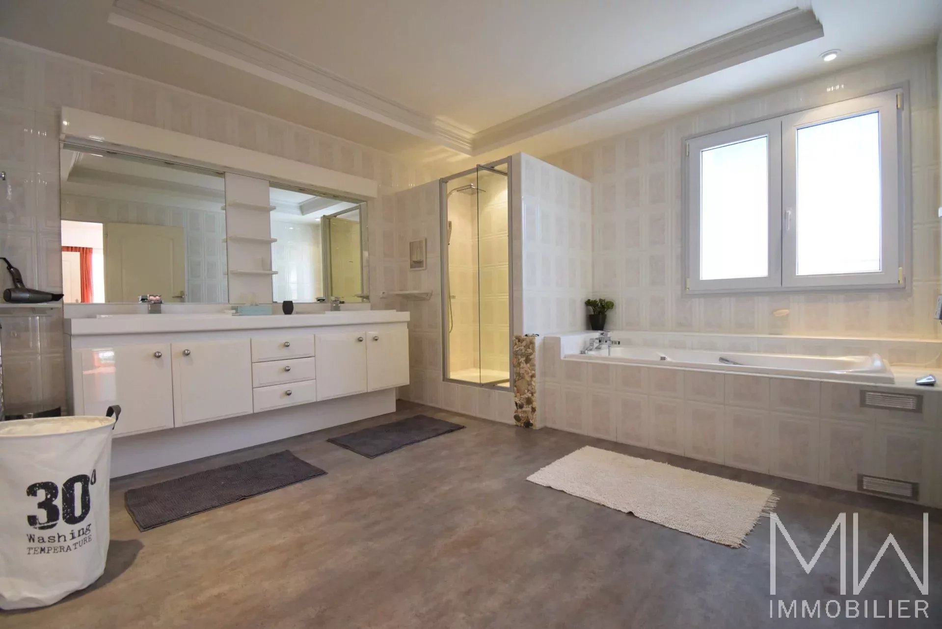 TRÈS AGREABLE VILLA AVEC PISCINE – LA POINTE – 08 COUCHAGES