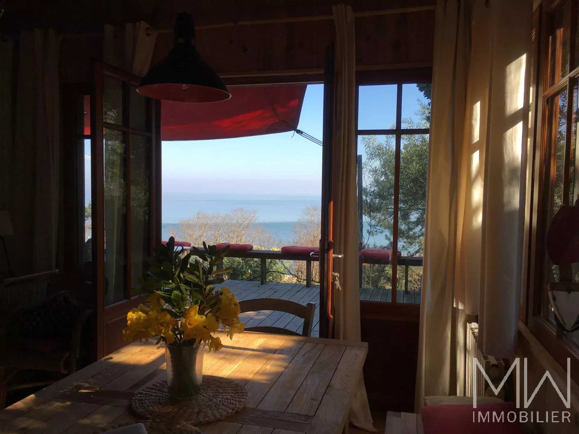 CHARMANTE VILLA BOIS AVEC MAGNIFIQUE VUE PANORAMIQUE SUR LE BASSIN – LA VIGNE – 10 COUCHAGES