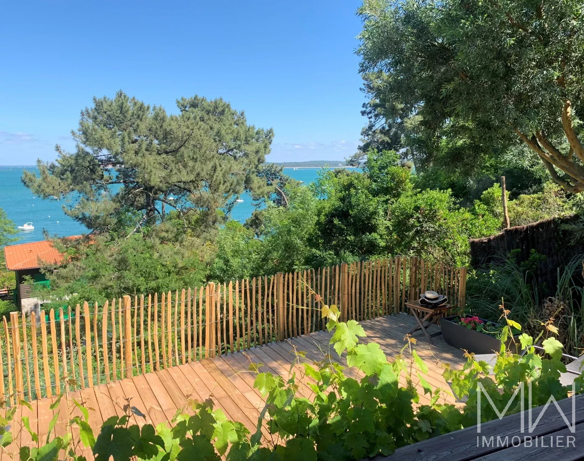 CHARMANTE VILLA BOIS AVEC MAGNIFIQUE VUE PANORAMIQUE SUR LE BASSIN – LA VIGNE – 10 COUCHAGES