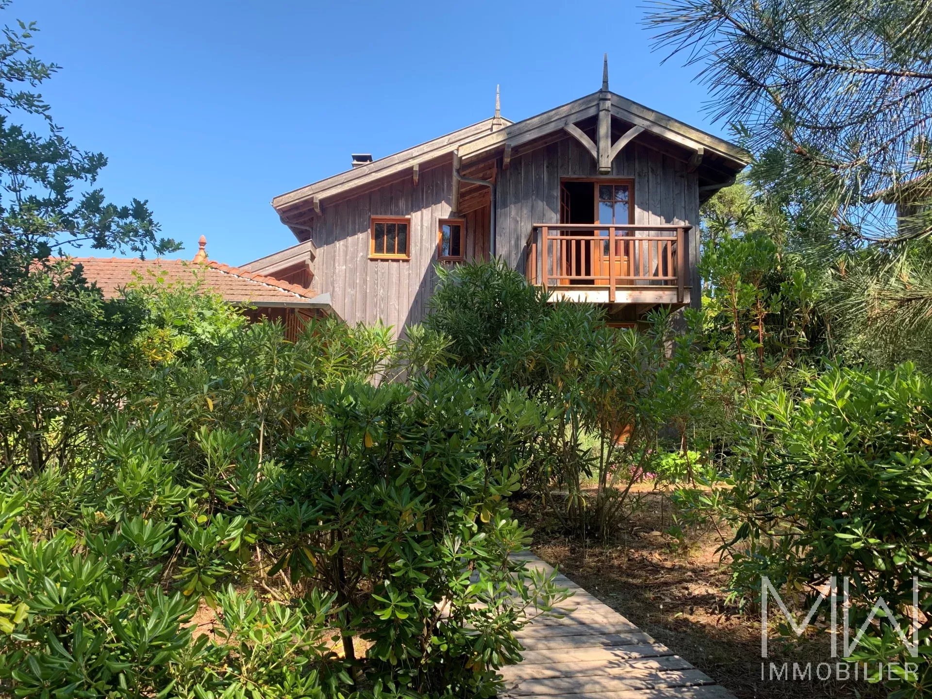 CHARMANTE VILLA BOIS AVEC MAGNIFIQUE VUE PANORAMIQUE SUR LE BASSIN – LA VIGNE – 10 COUCHAGES