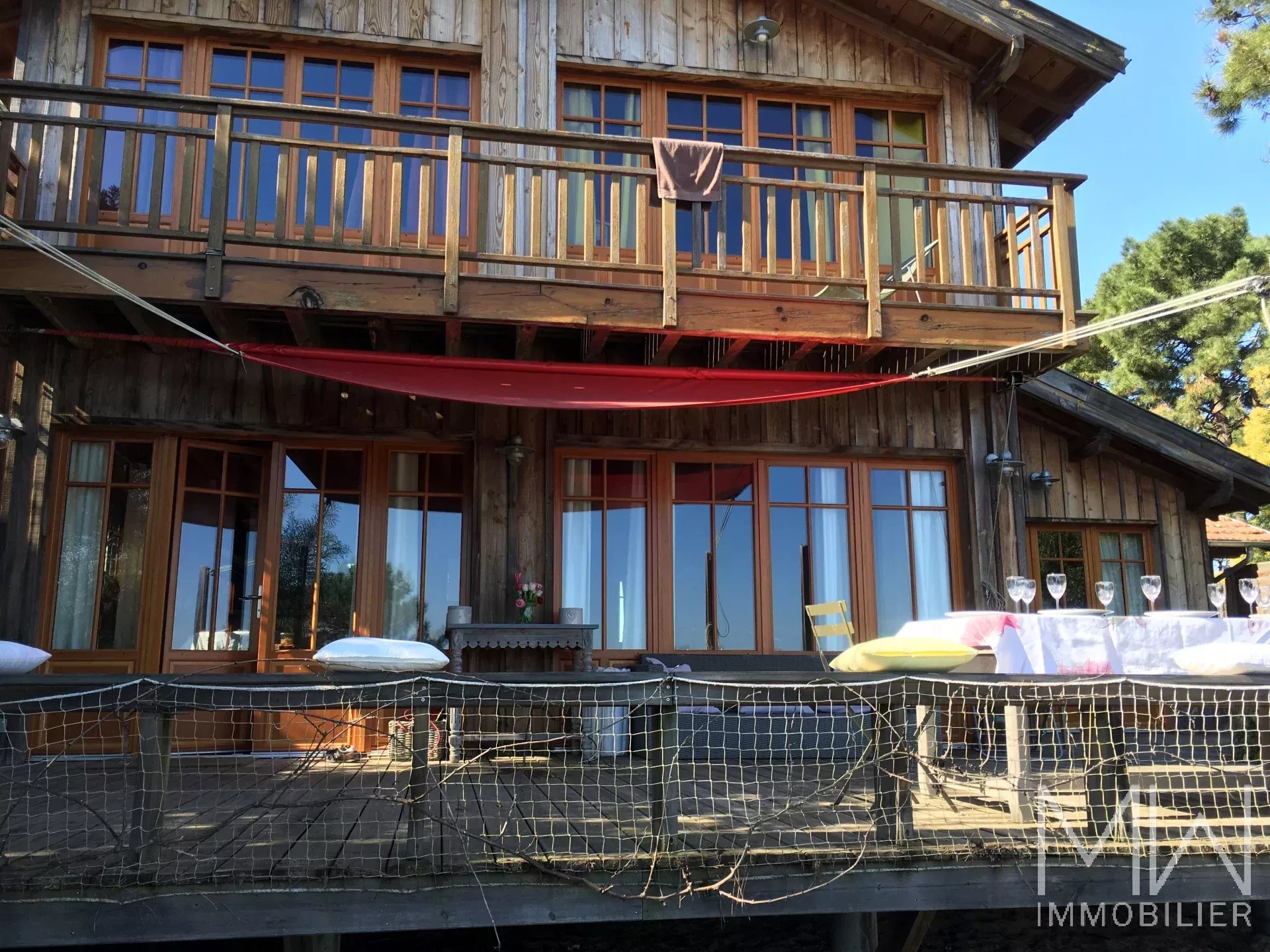 CHARMANTE VILLA BOIS AVEC MAGNIFIQUE VUE PANORAMIQUE SUR LE BASSIN – LA VIGNE – 10 COUCHAGES