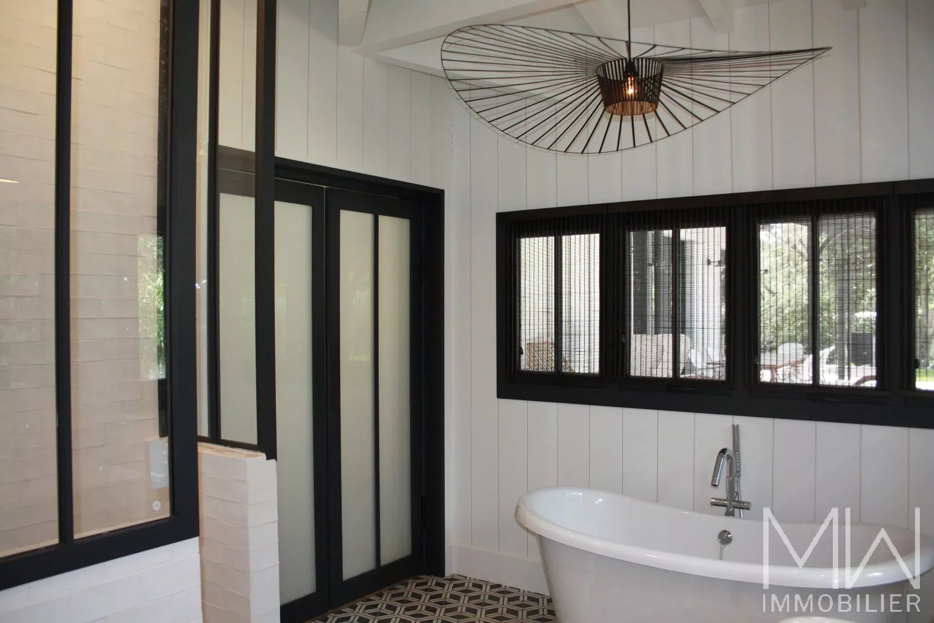VILLA DE PRESTIGE AU CALME ET AVEC PISCINE – 10 COUCHAGES