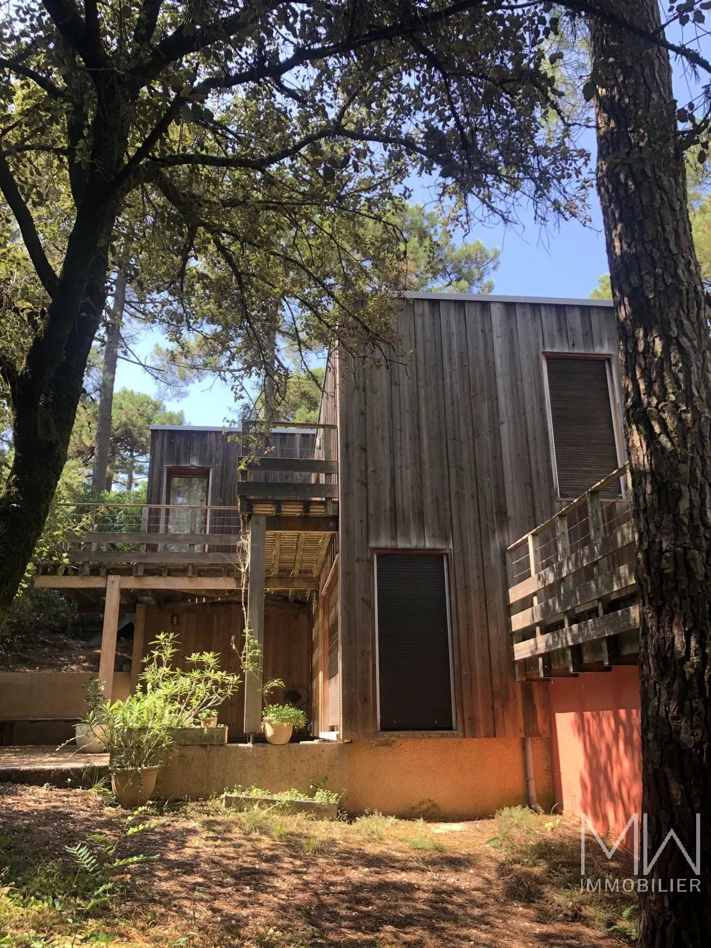 MAISON CONTEMPORAIRE SUR VASTE TERRAIN QUARTIER DE L’HERBE