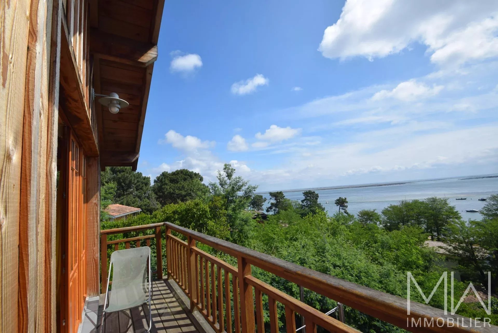 CHARMANTE VILLA BOIS AVEC MAGNIFIQUE VUE PANORAMIQUE SUR LE BASSIN – LA VIGNE – 10 COUCHAGES