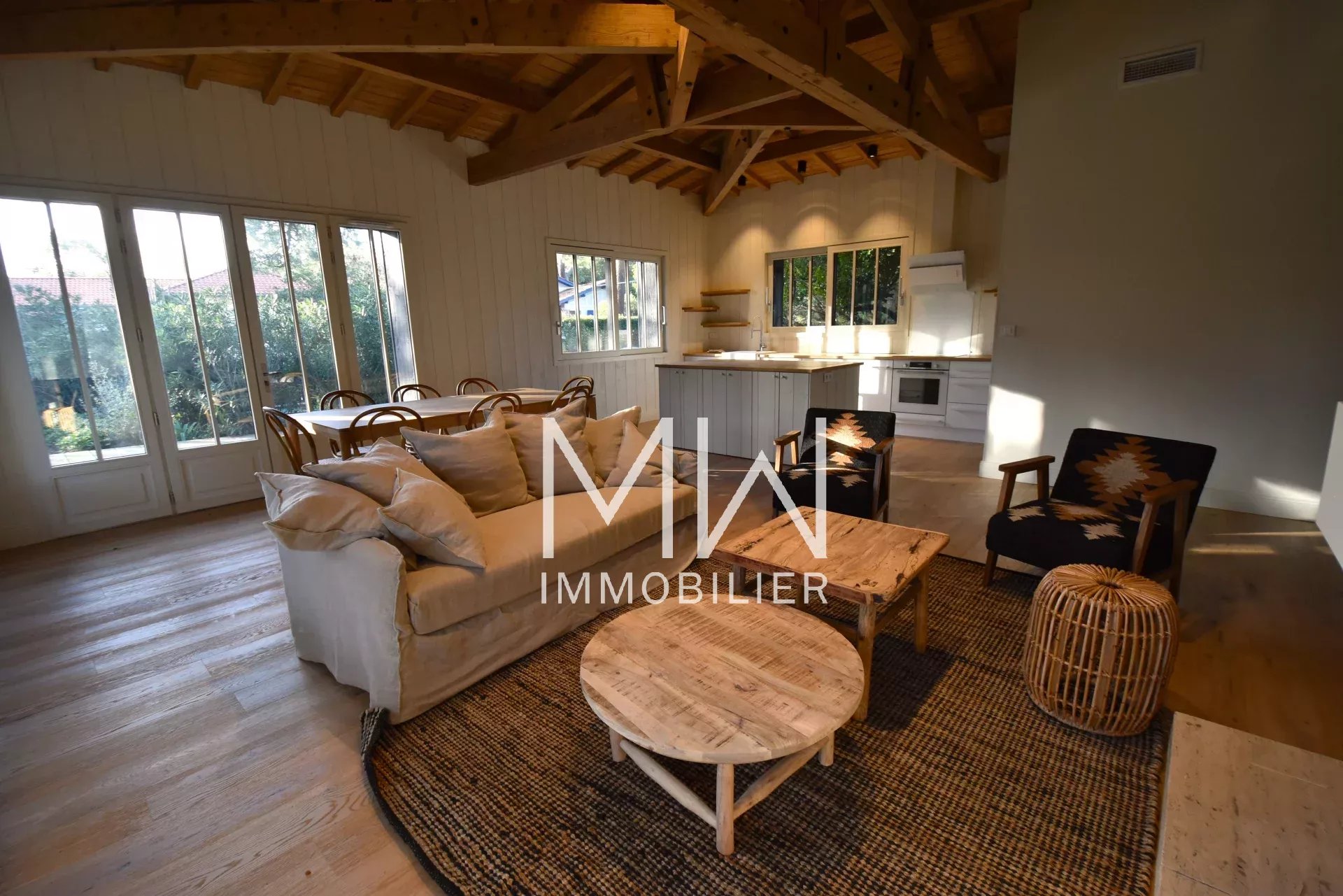 EMPLACEMENT PRIVILEGIE POUR CETTE BELLE VILLA