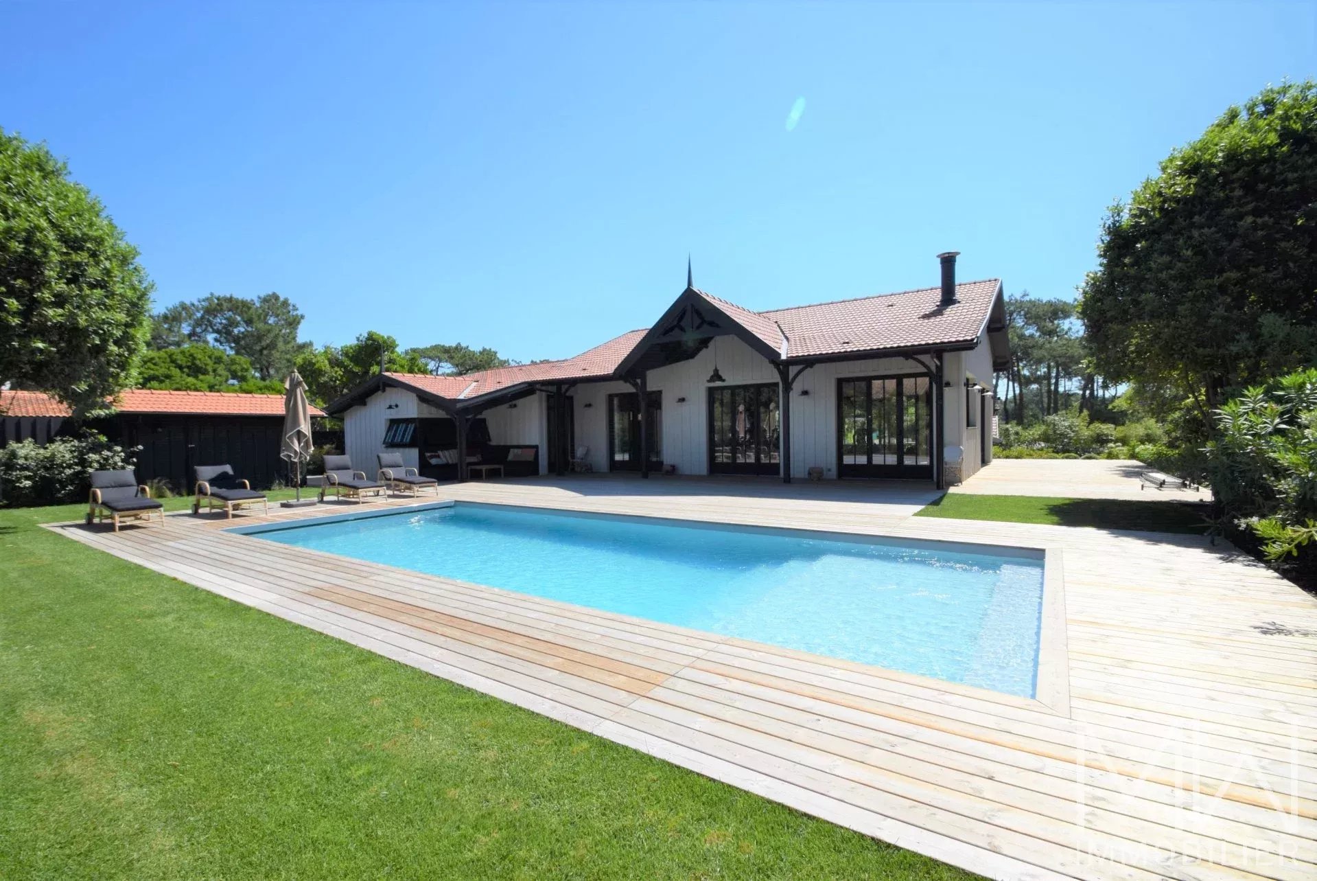 VILLA DE PRESTIGE AU CALME ET AVEC PISCINE – 10 COUCHAGES
