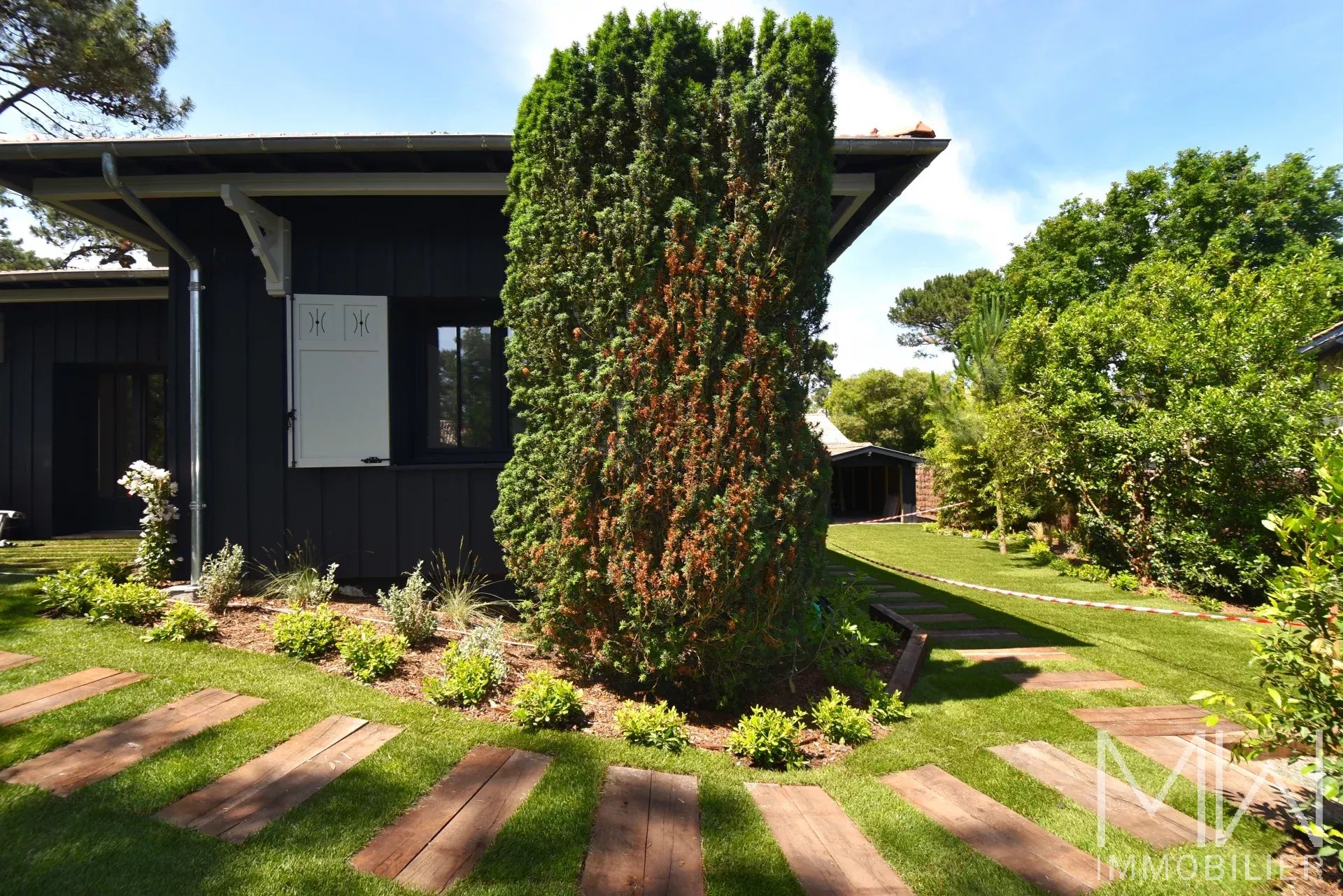 EMPLACEMENT PRIVILEGIE POUR CETTE BELLE VILLA