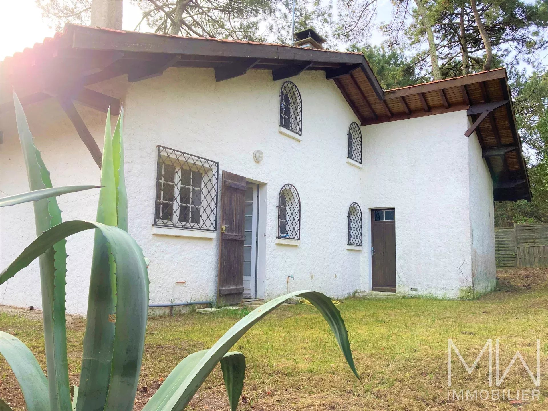 VILLA A REINVENTER AU COEUR PIRAILLAN