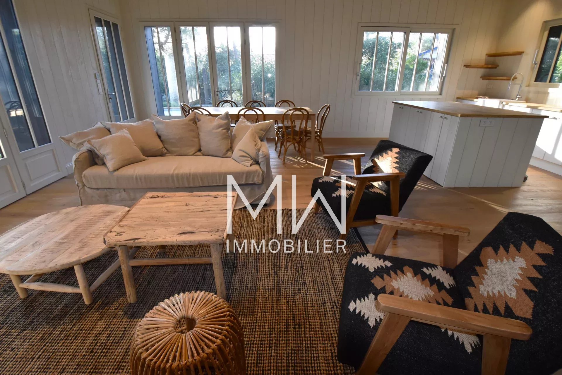 EMPLACEMENT PRIVILEGIE POUR CETTE BELLE VILLA