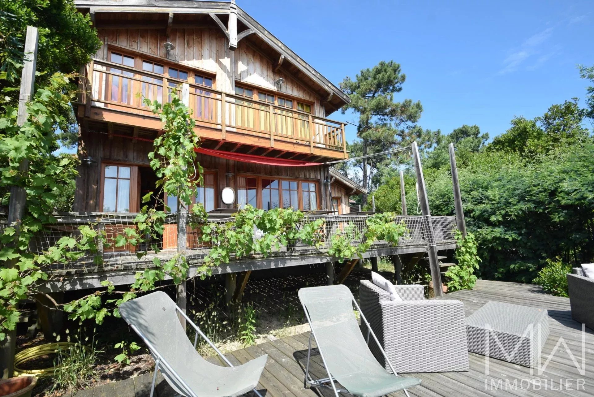 CHARMANTE VILLA BOIS AVEC MAGNIFIQUE VUE PANORAMIQUE SUR LE BASSIN – LA VIGNE – 10 COUCHAGES