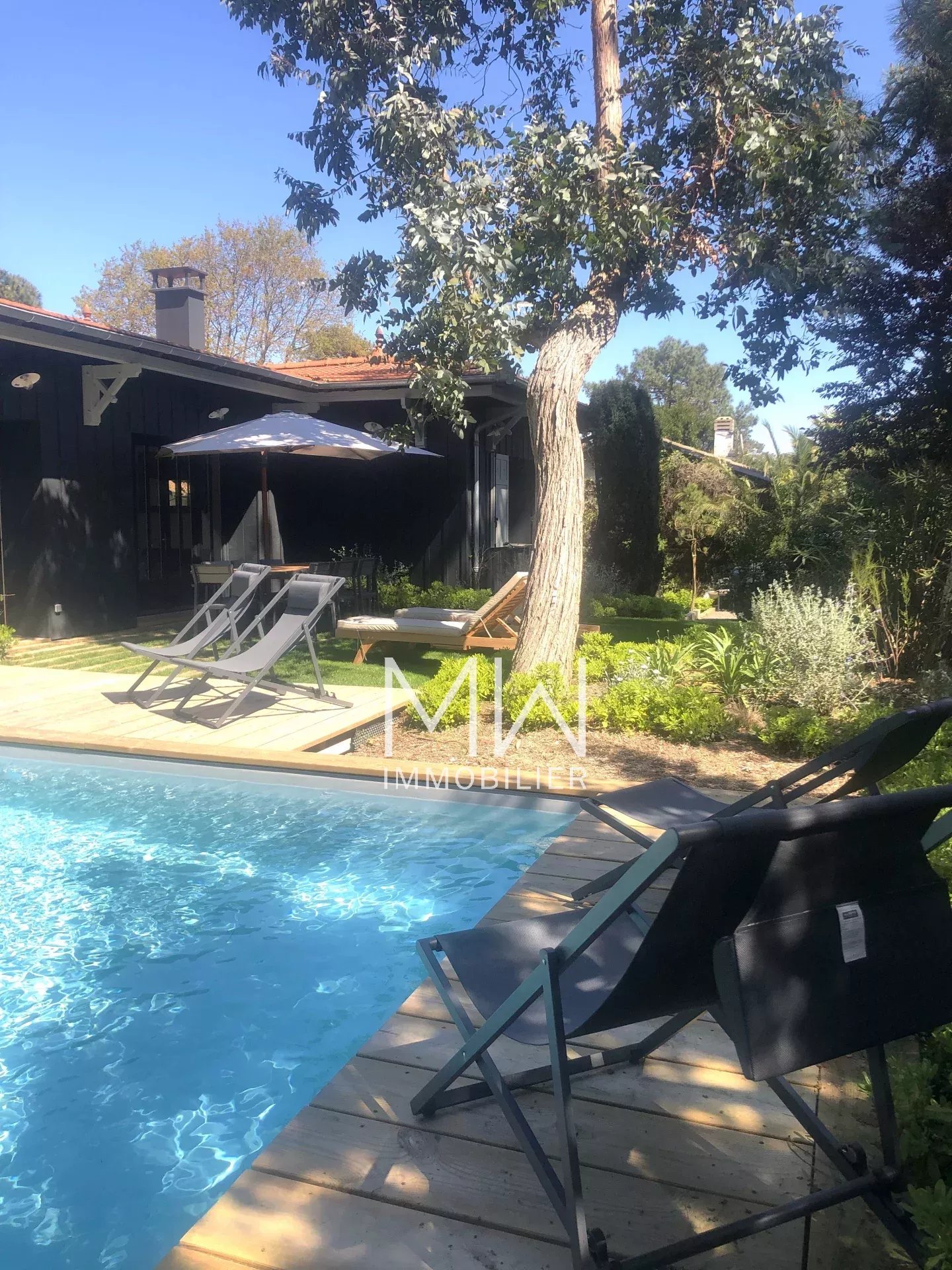 EMPLACEMENT PRIVILEGIE POUR CETTE BELLE VILLA