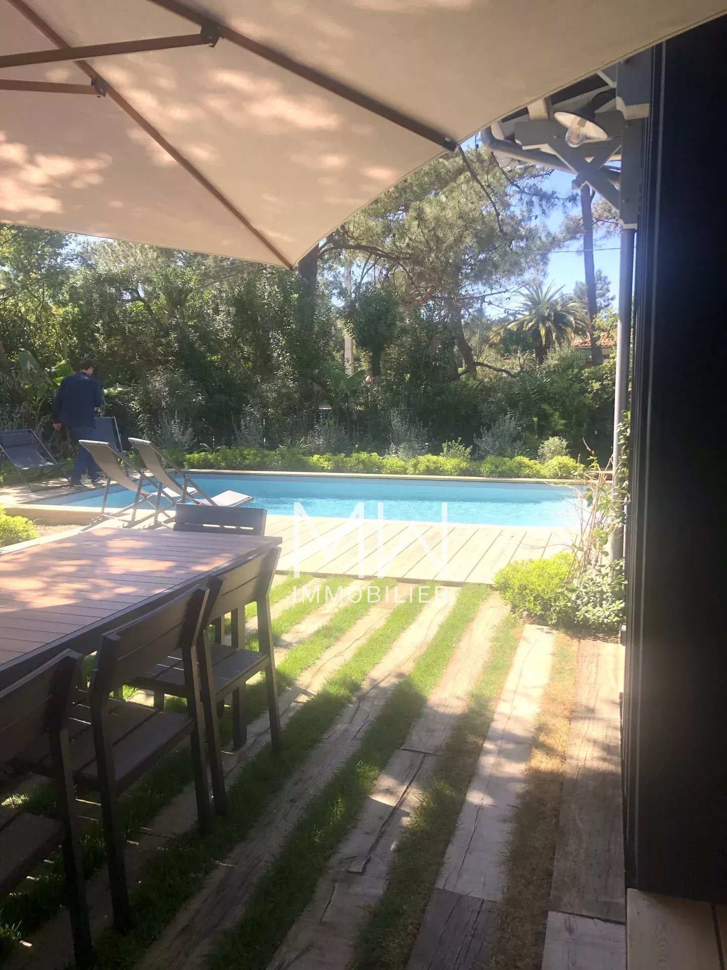 EMPLACEMENT PRIVILEGIE POUR CETTE BELLE VILLA