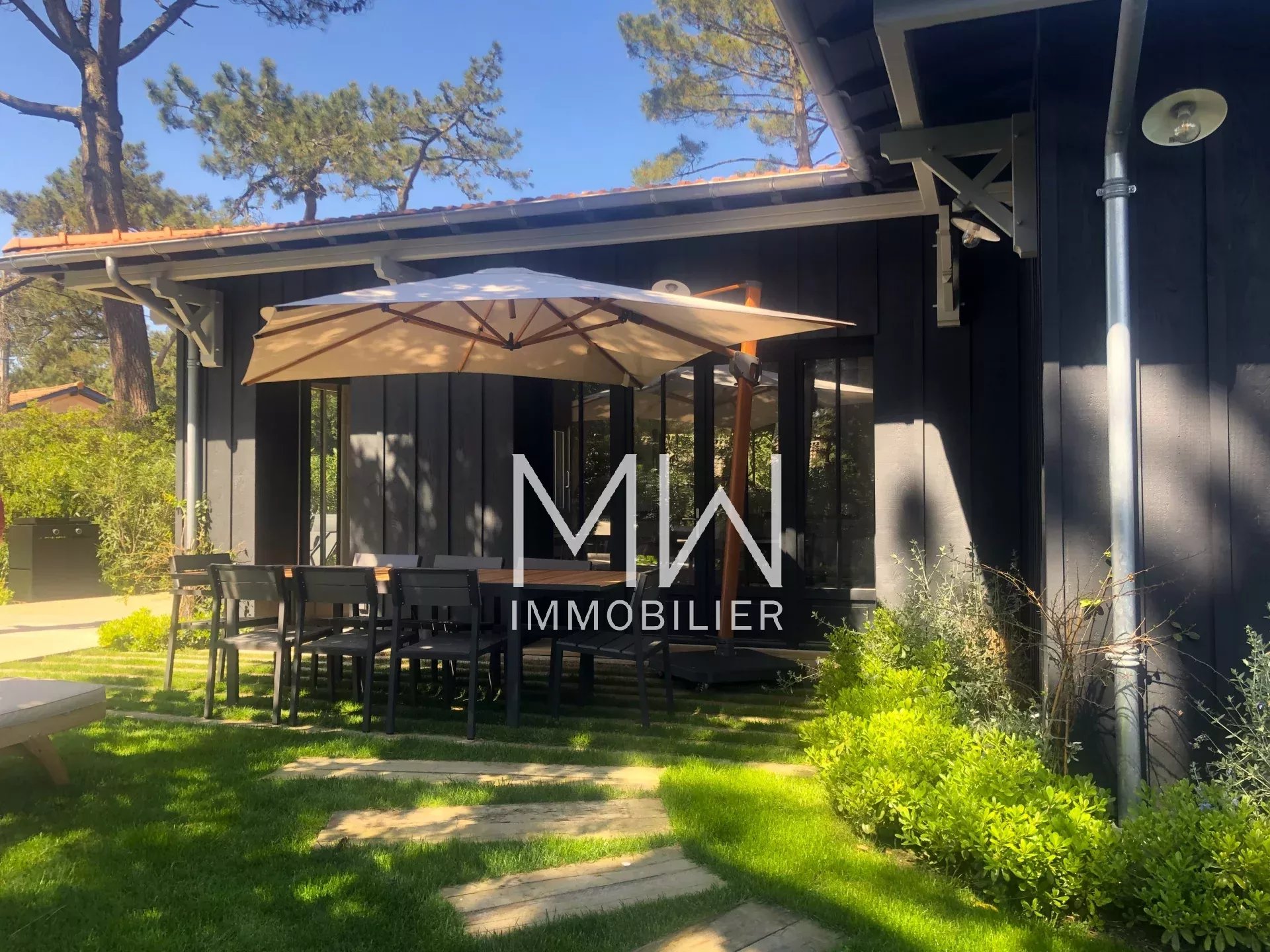 EMPLACEMENT PRIVILEGIE POUR CETTE BELLE VILLA
