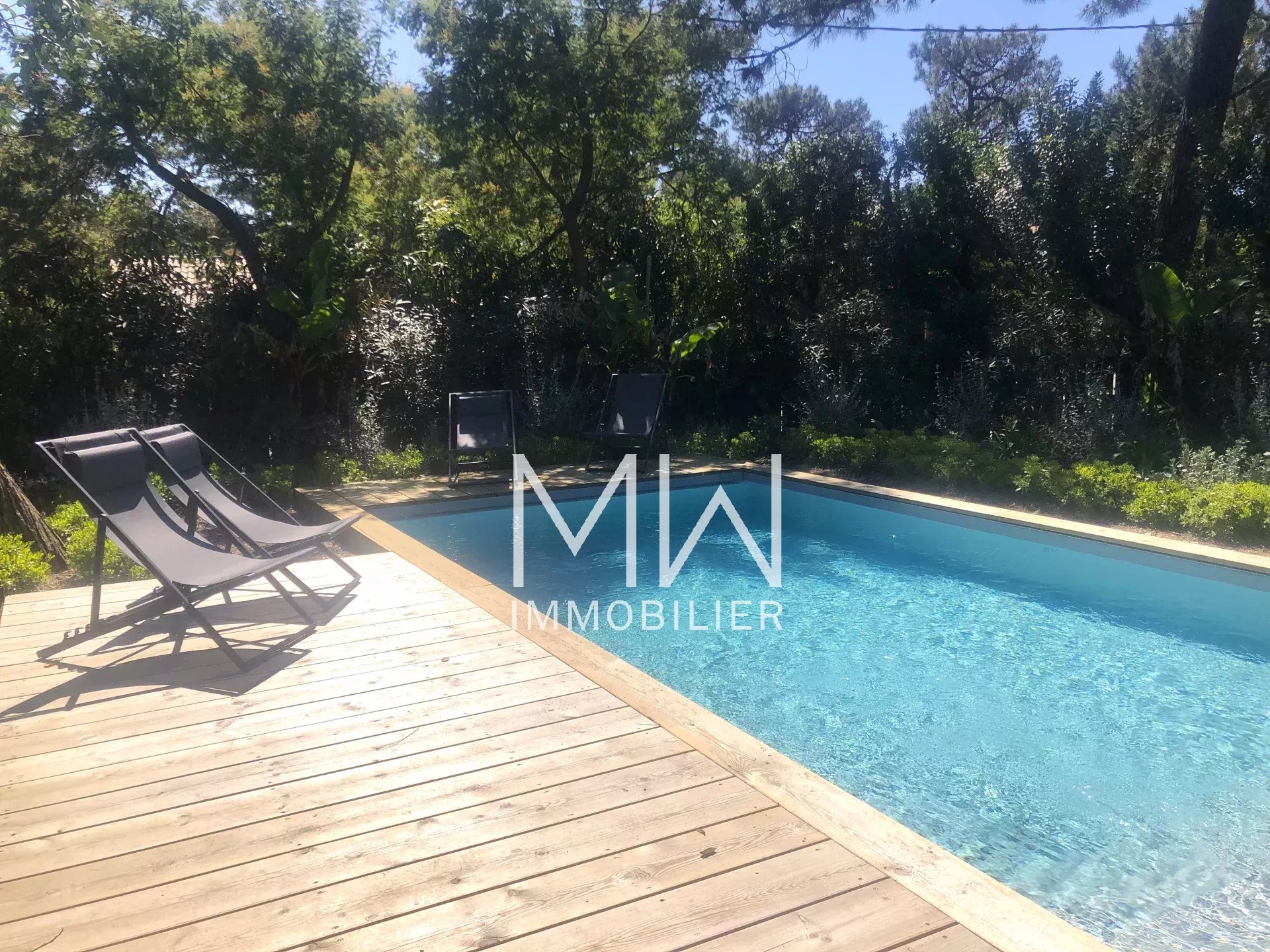 EMPLACEMENT PRIVILEGIE POUR CETTE BELLE VILLA