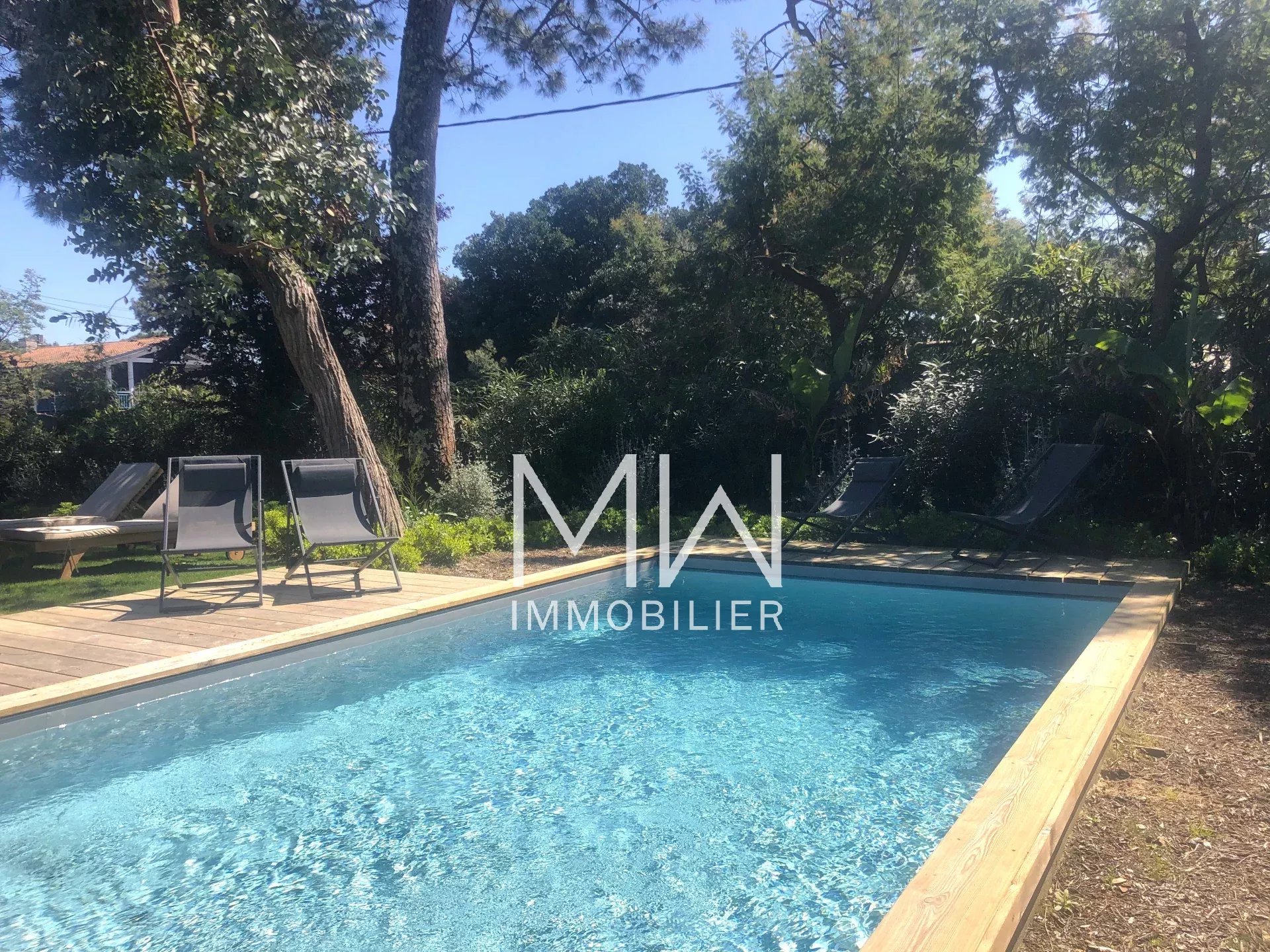 EMPLACEMENT PRIVILEGIE POUR CETTE BELLE VILLA