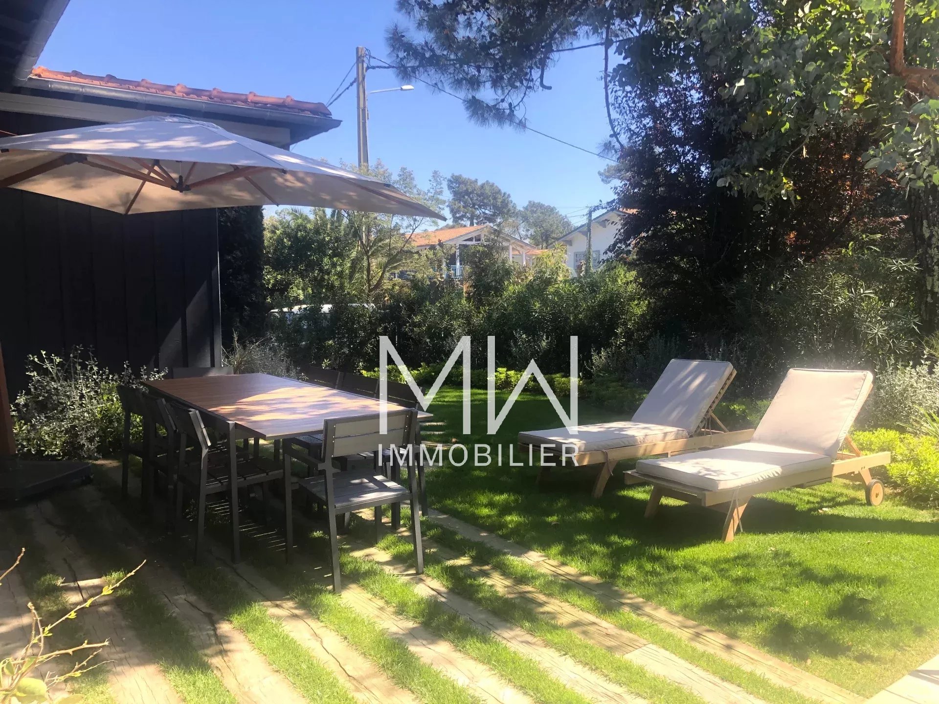 EMPLACEMENT PRIVILEGIE POUR CETTE BELLE VILLA
