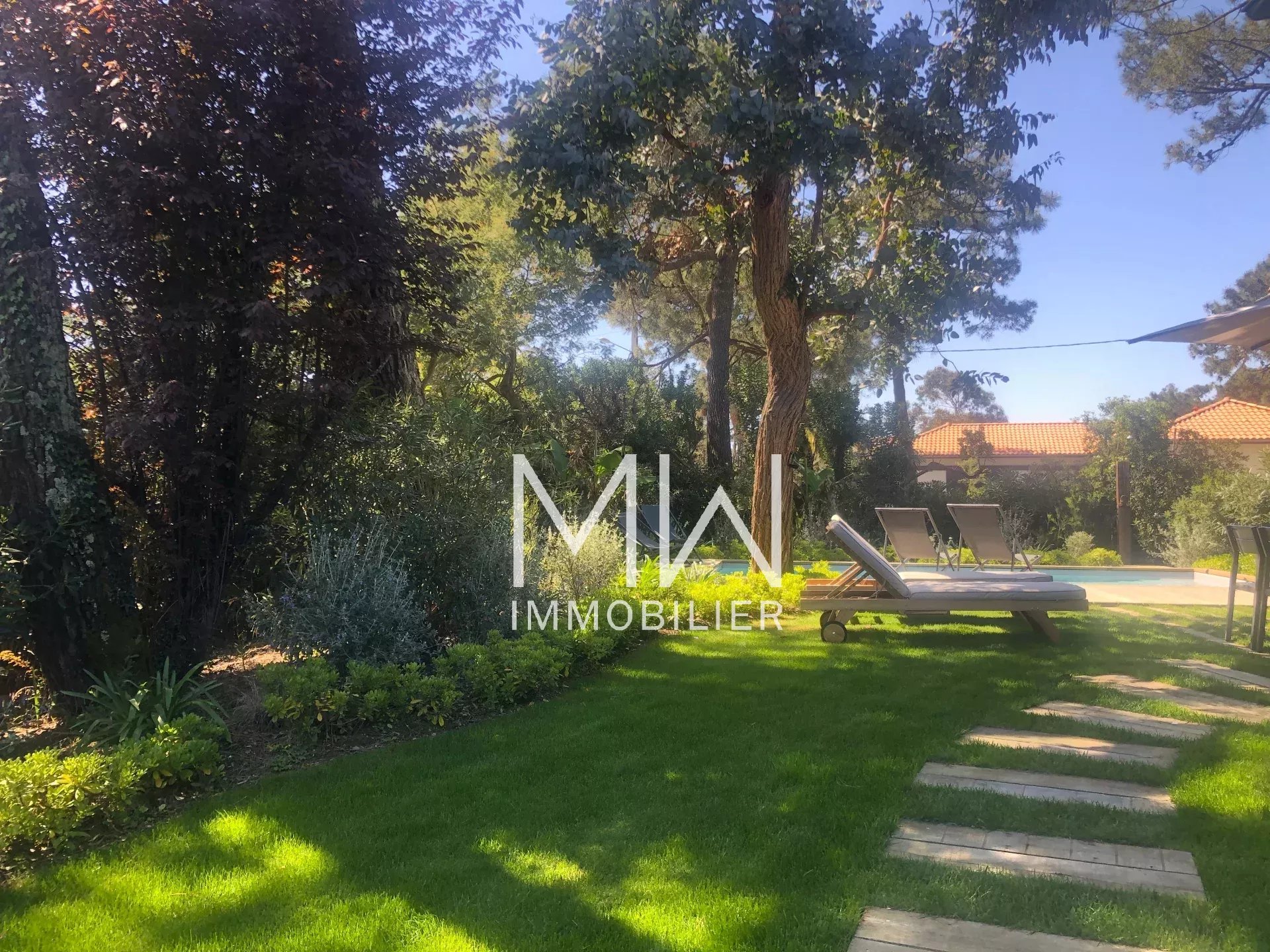 EMPLACEMENT PRIVILEGIE POUR CETTE BELLE VILLA
