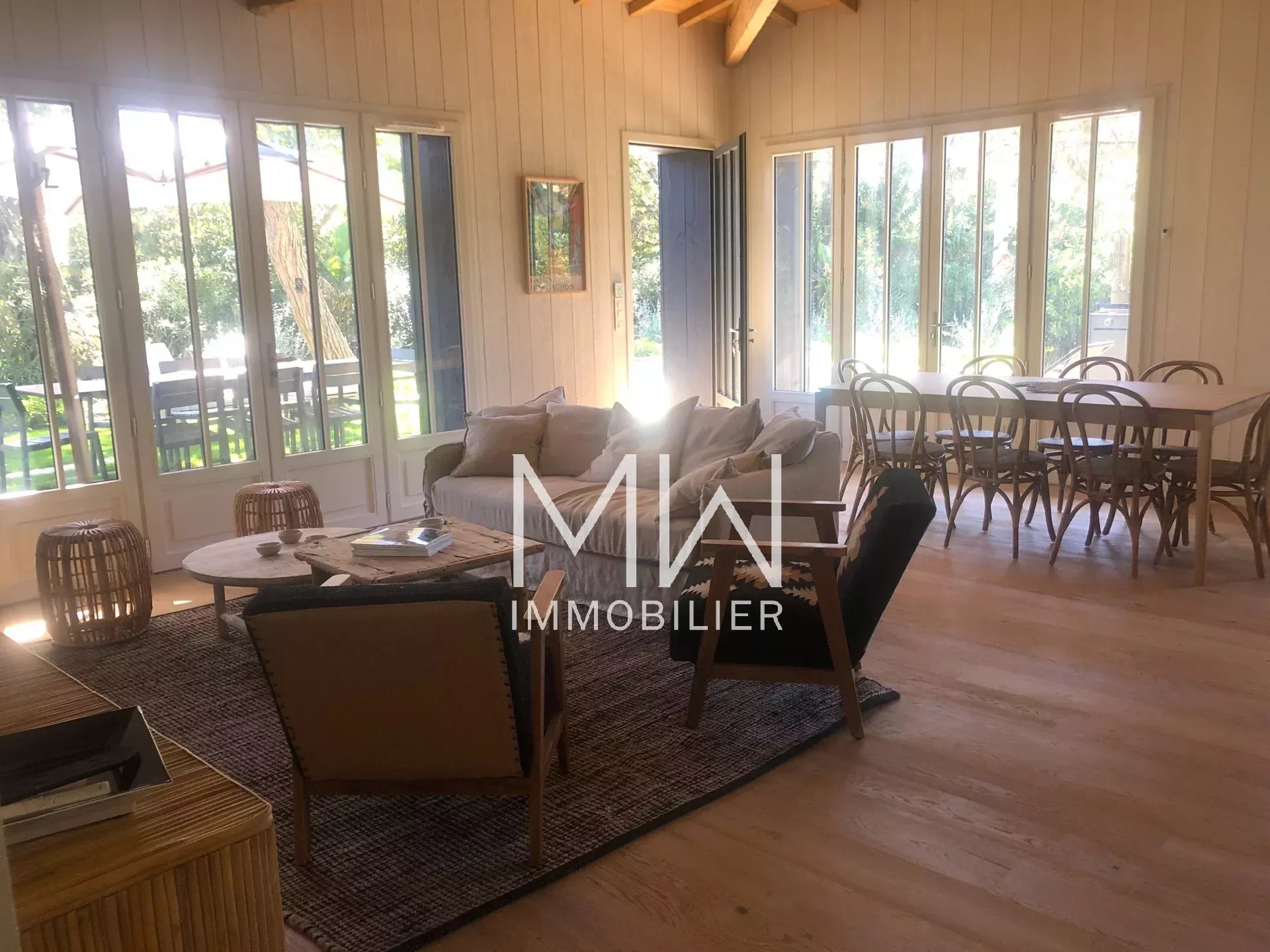 EMPLACEMENT PRIVILEGIE POUR CETTE BELLE VILLA