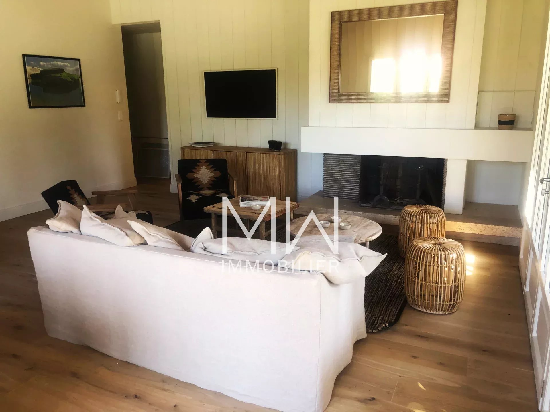 EMPLACEMENT PRIVILEGIE POUR CETTE BELLE VILLA