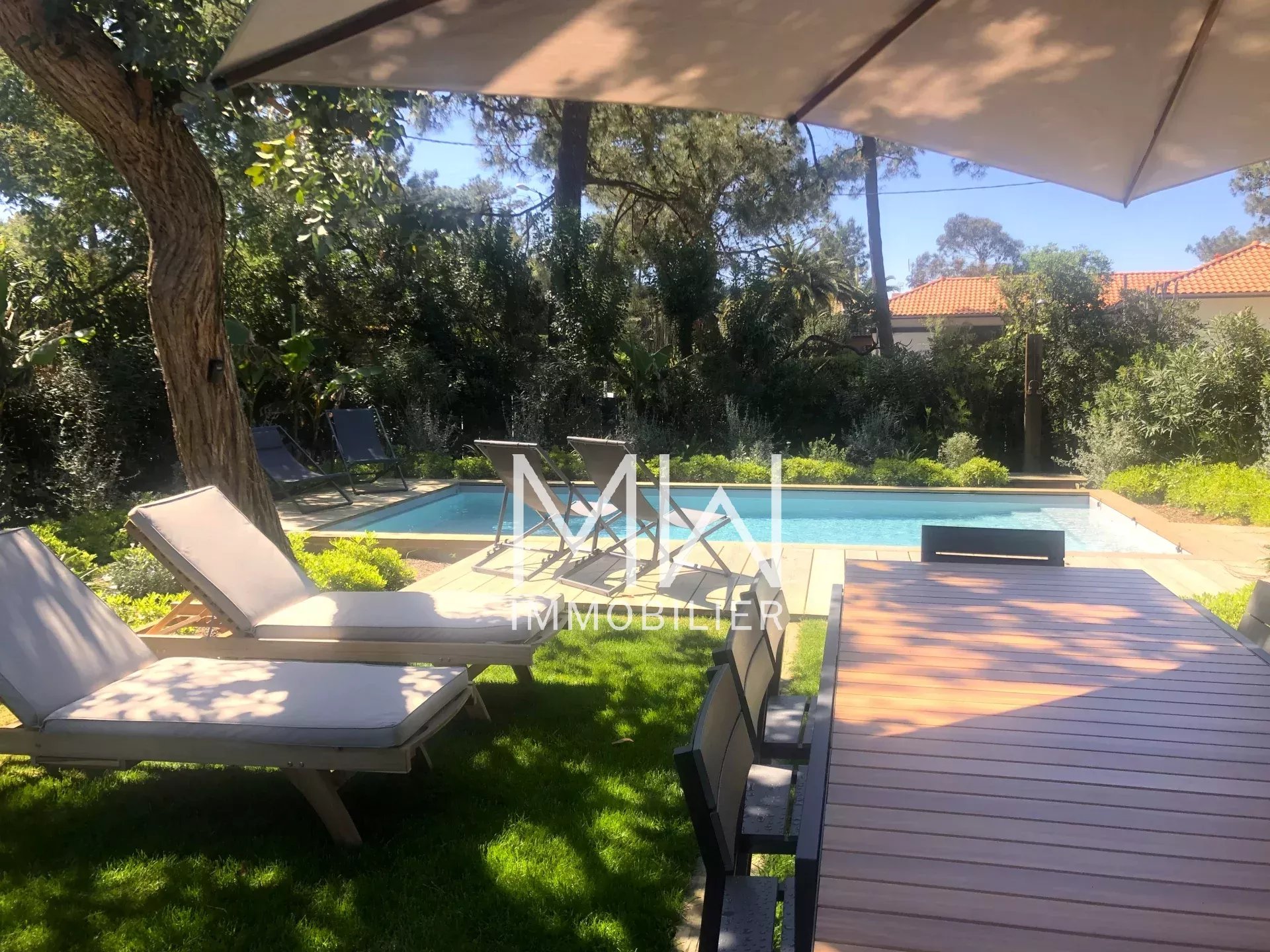 EMPLACEMENT PRIVILEGIE POUR CETTE BELLE VILLA