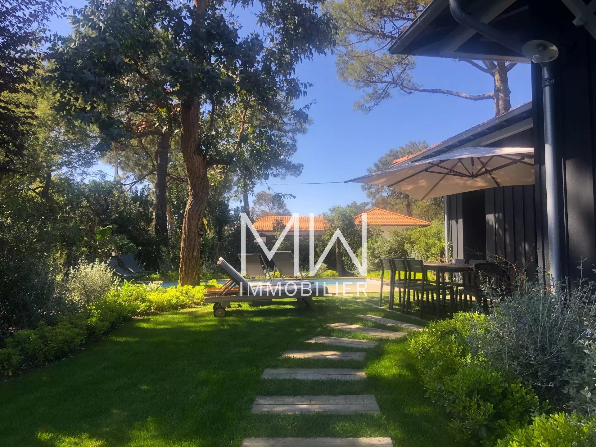 EMPLACEMENT PRIVILEGIE POUR CETTE BELLE VILLA