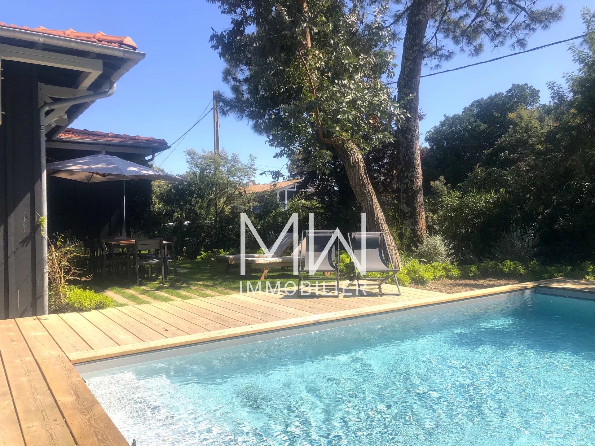 EMPLACEMENT PRIVILEGIE POUR CETTE BELLE VILLA