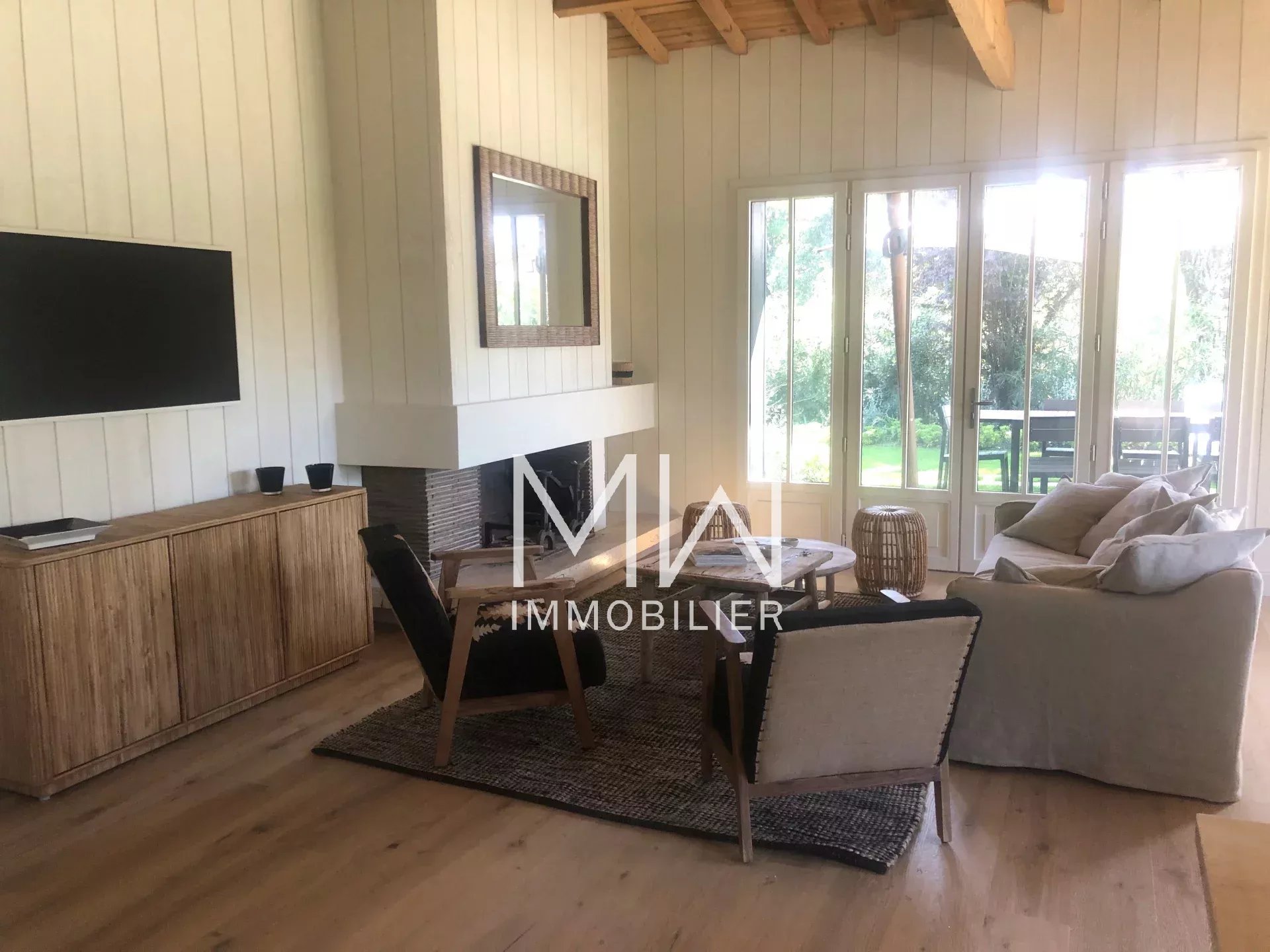EMPLACEMENT PRIVILEGIE POUR CETTE BELLE VILLA