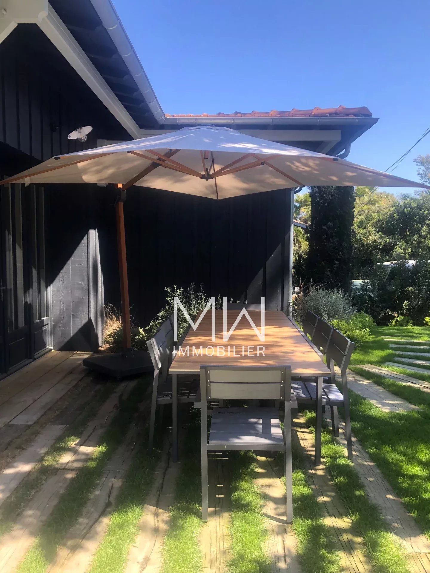 EMPLACEMENT PRIVILEGIE POUR CETTE BELLE VILLA