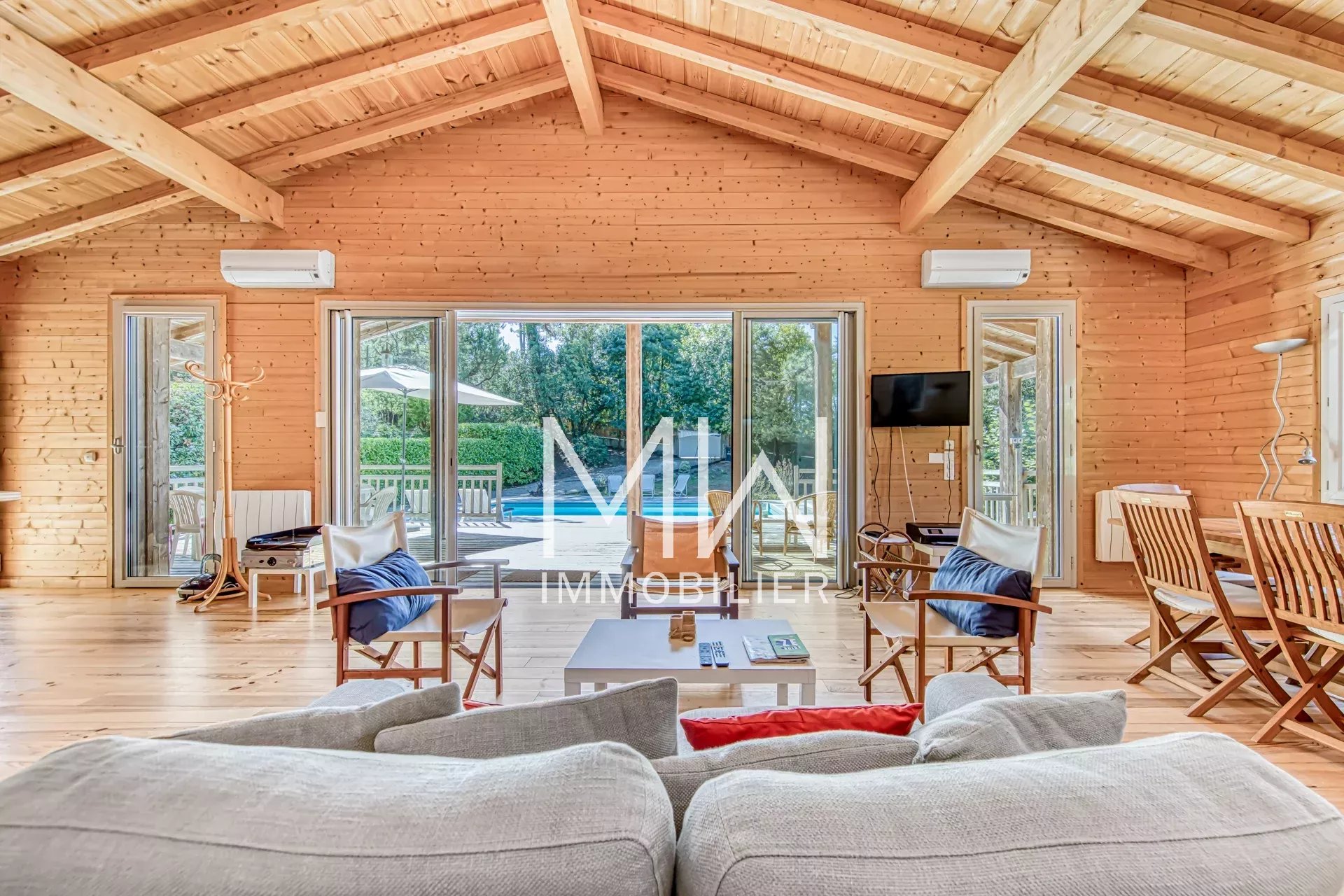 VILLA AVEC PISCINE – PIRAILLAN – 8 COUCHAGES