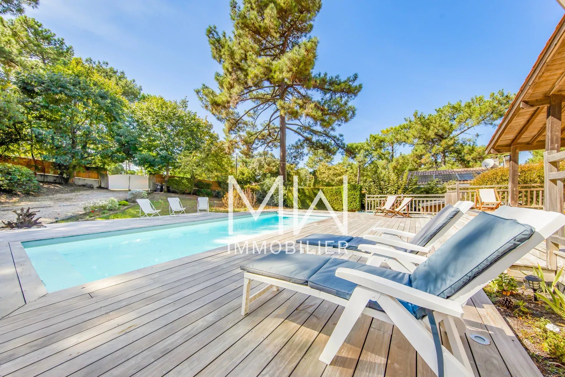 VILLA AVEC PISCINE – PIRAILLAN – 8 COUCHAGES