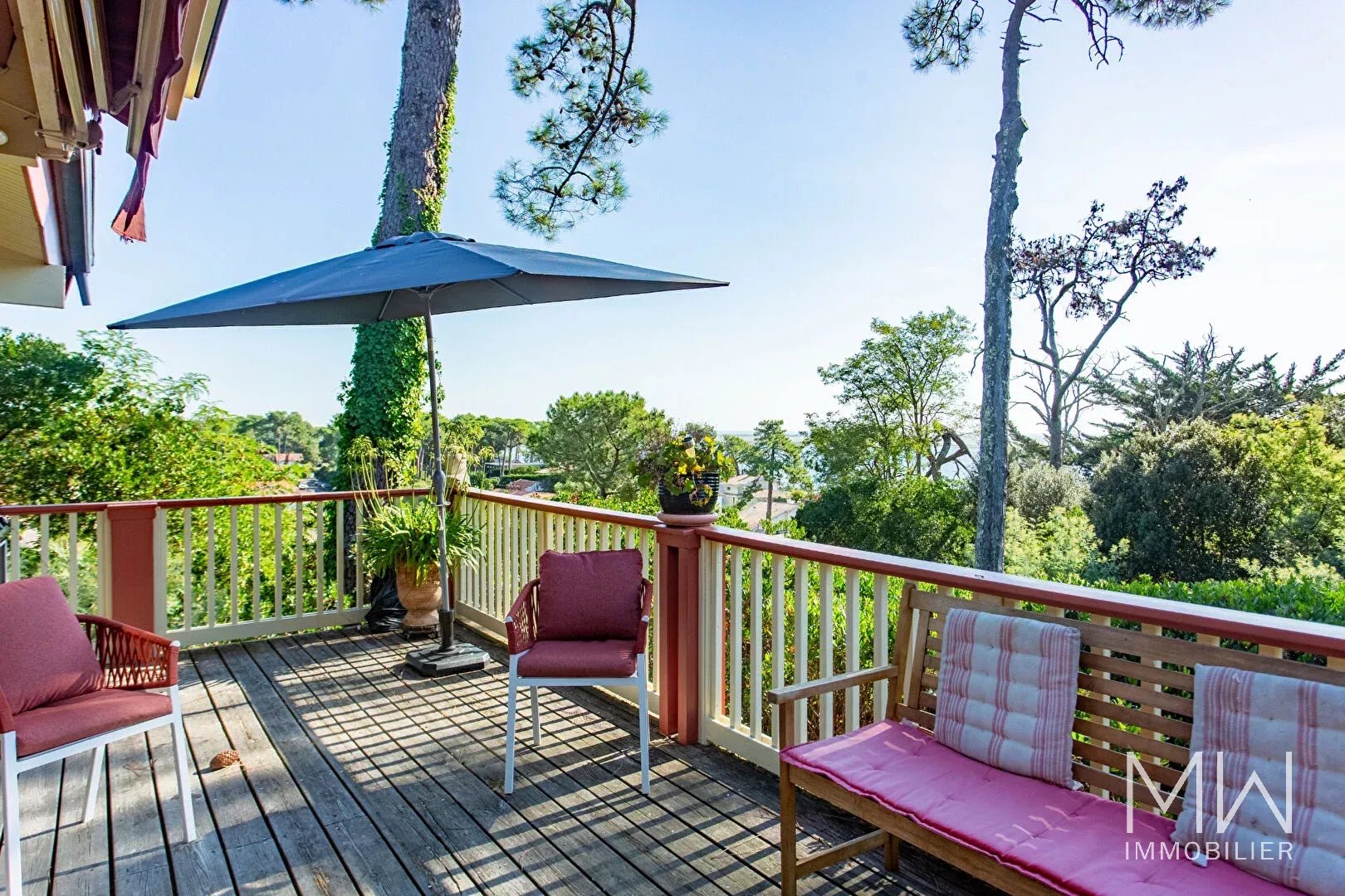 VILLA OFFRANT UNE VUE EXCEPTIONNELLE SUR LE BASSIN -LE CANON-