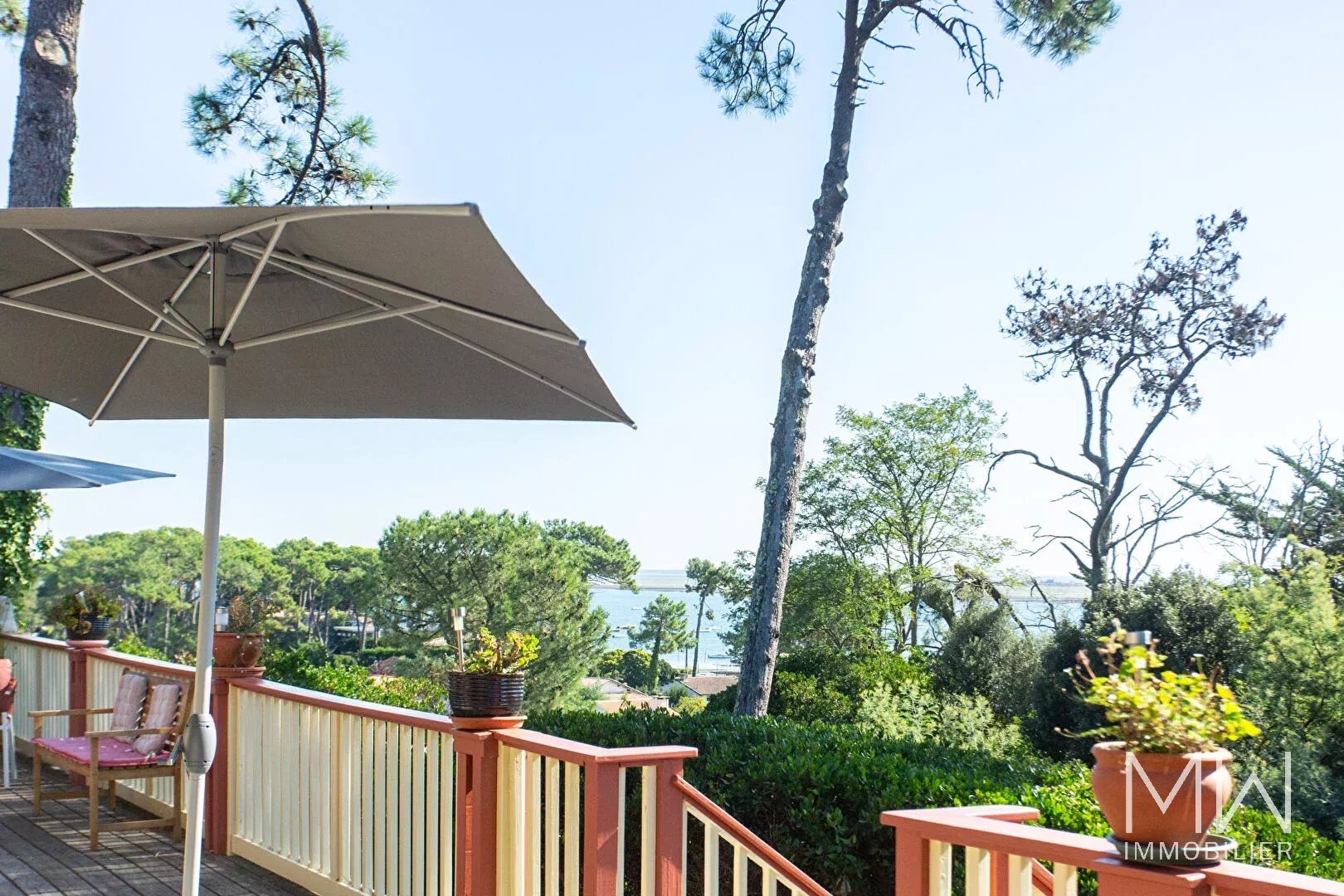 VILLA OFFRANT UNE VUE EXCEPTIONNELLE SUR LE BASSIN -LE CANON-