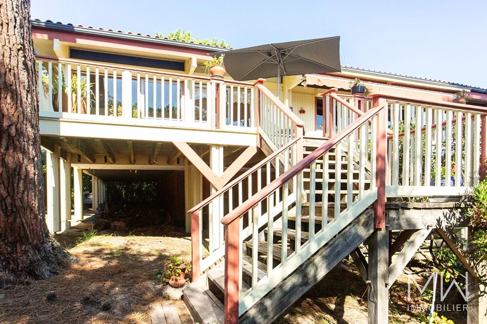 VILLA OFFRANT UNE VUE EXCEPTIONNELLE SUR LE BASSIN -LE CANON-