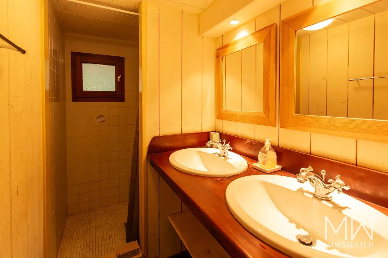 VILLA OFFRANT UNE VUE EXCEPTIONNELLE SUR LE BASSIN -LE CANON-