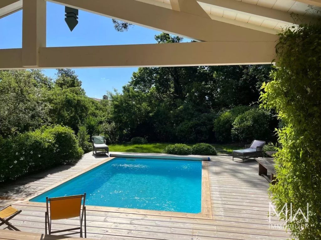 VILLA BOIS AVEC PISCINE