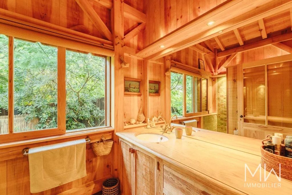 JOLIE VILLA BOIS