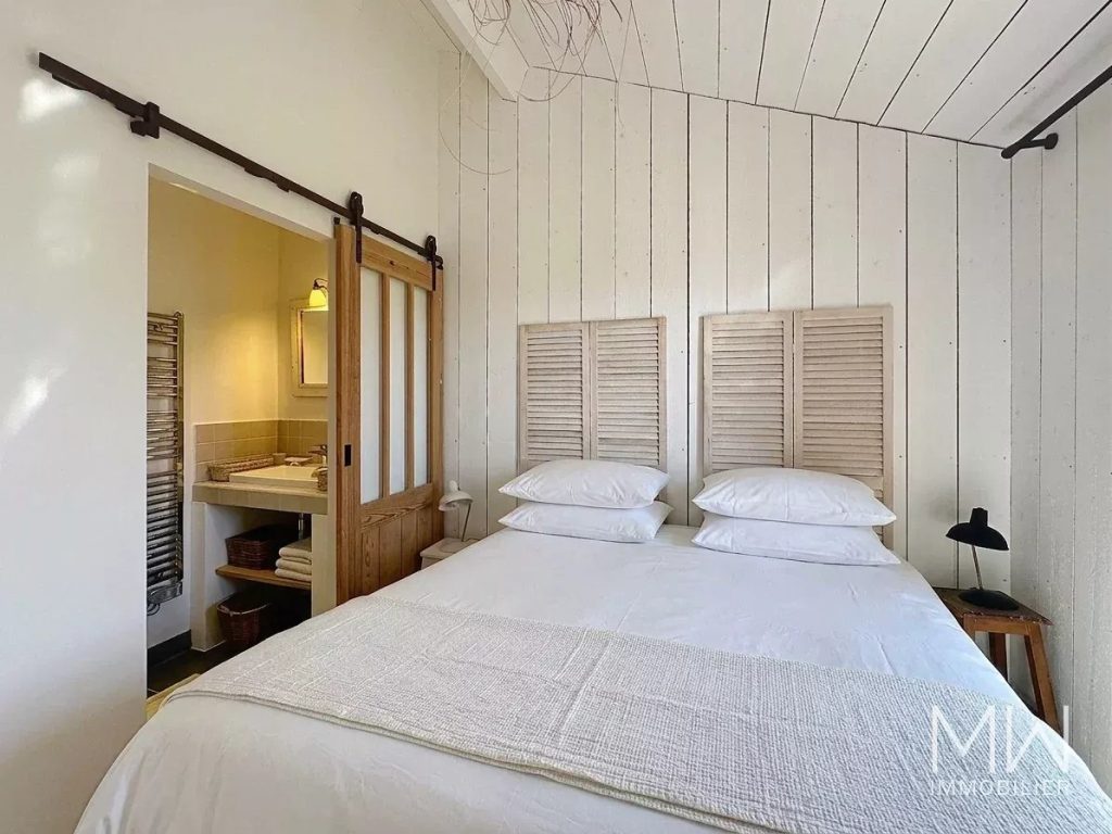 BELLE VILLA BOIS AVEC PISCINE